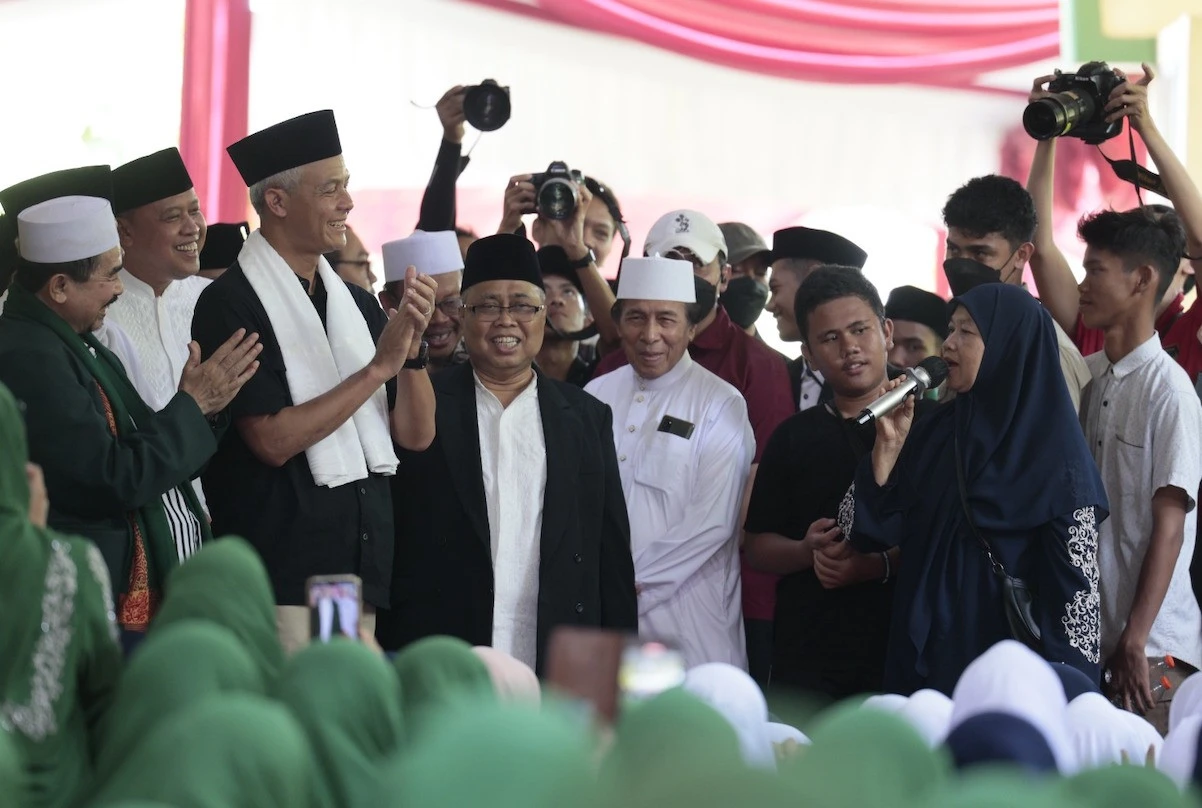 Bu Sanih Merampai 2 Lagu Rhoma Irama, Ganjar di Bekasi Jadi Ginanjar