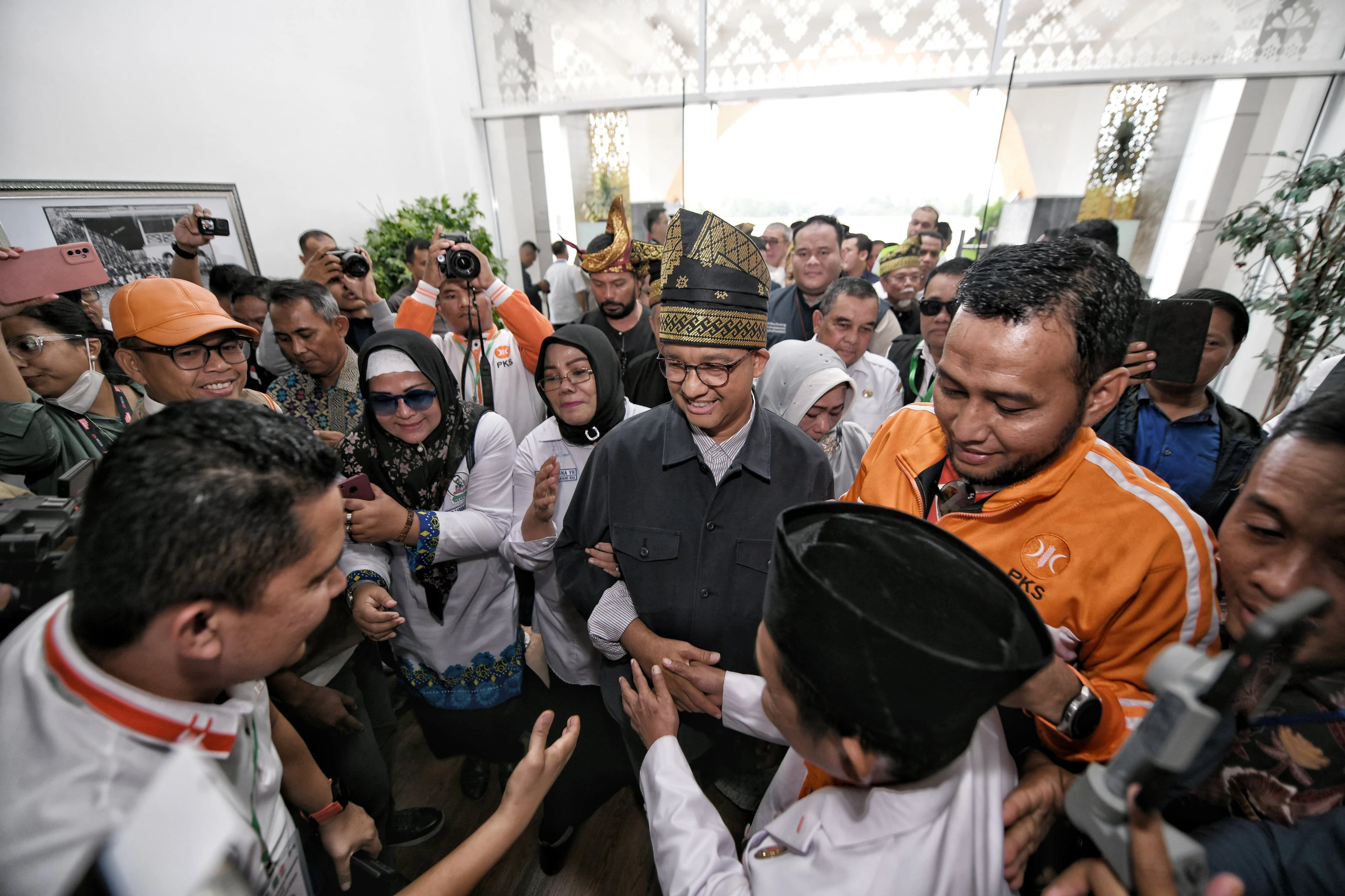 Blusukan di Kampung Batah Riau, Anies Serap Keluhan Warga