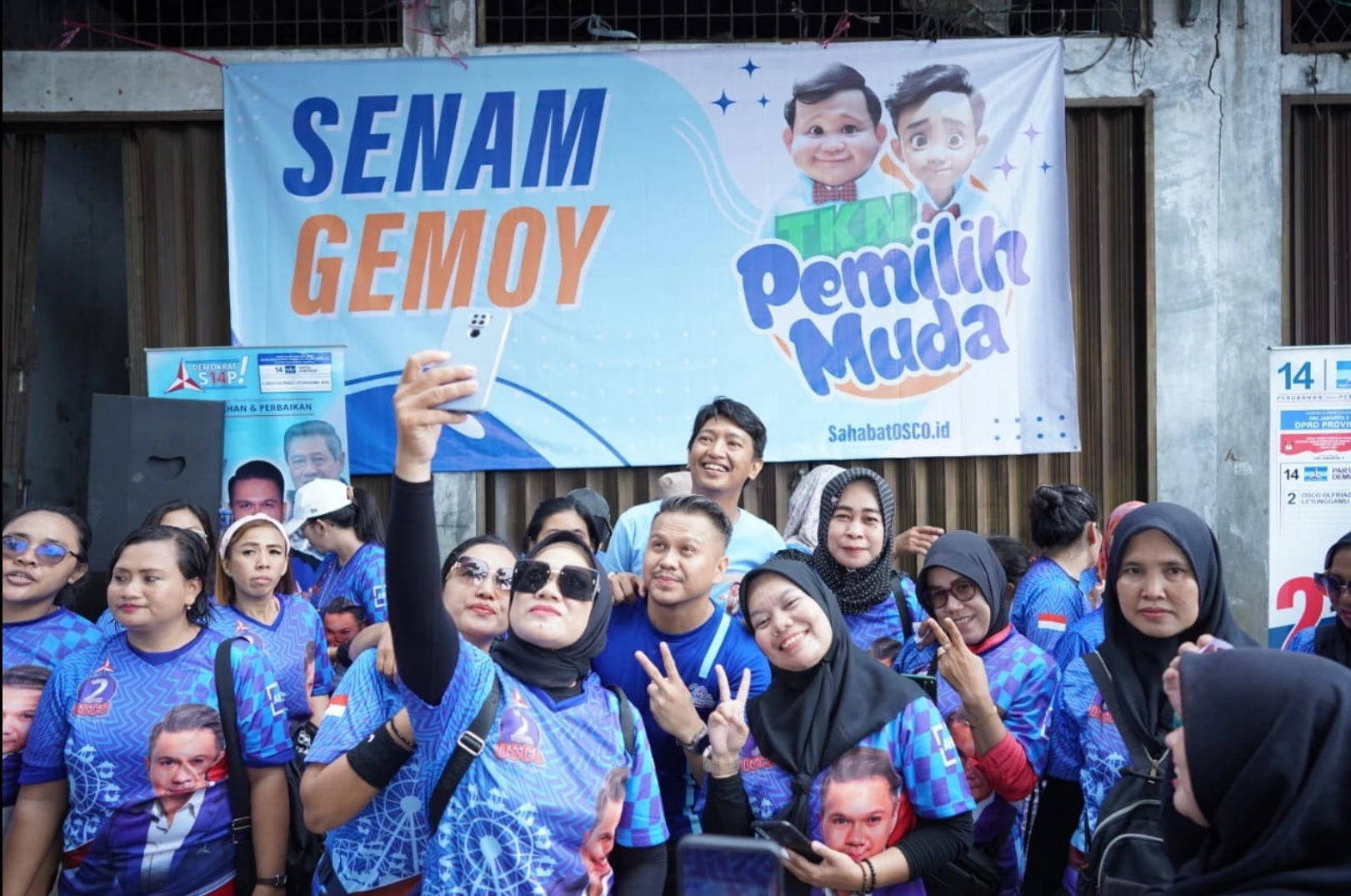 Ditemani Komandan TKN Fanta, Osco Goyang Gemoy di Kelurahan Pejagalan