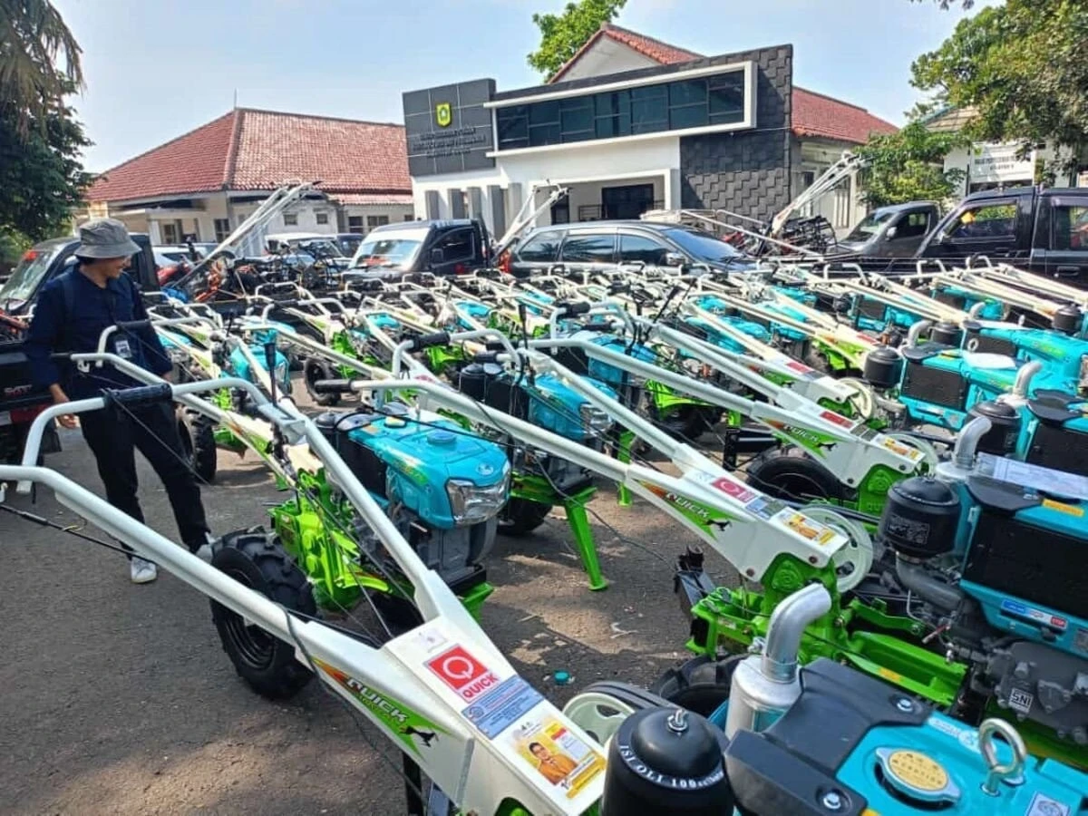 Bawaslu Usut Asal Stiker Anak Ketum Golkar di Traktor Bantuan Kementan