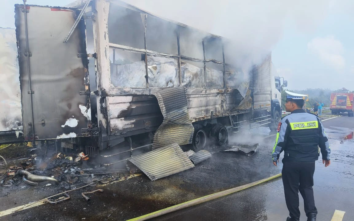 Truk Ekspedisi JNE Terbakar di Tol Pekanbaru-Dumai, Gegara Sepeda Listrik?