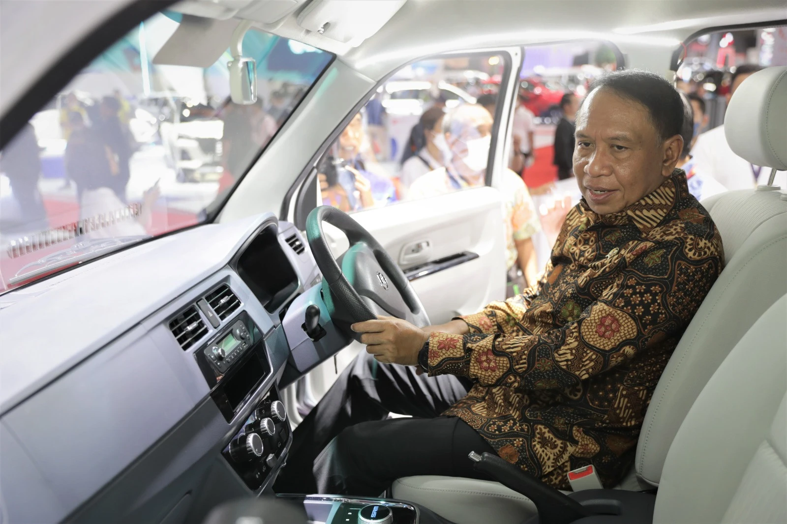 Datang ke IIMS 2023, Menpora Zainudin Amali Beri Pujian Buat Mobil Esemka