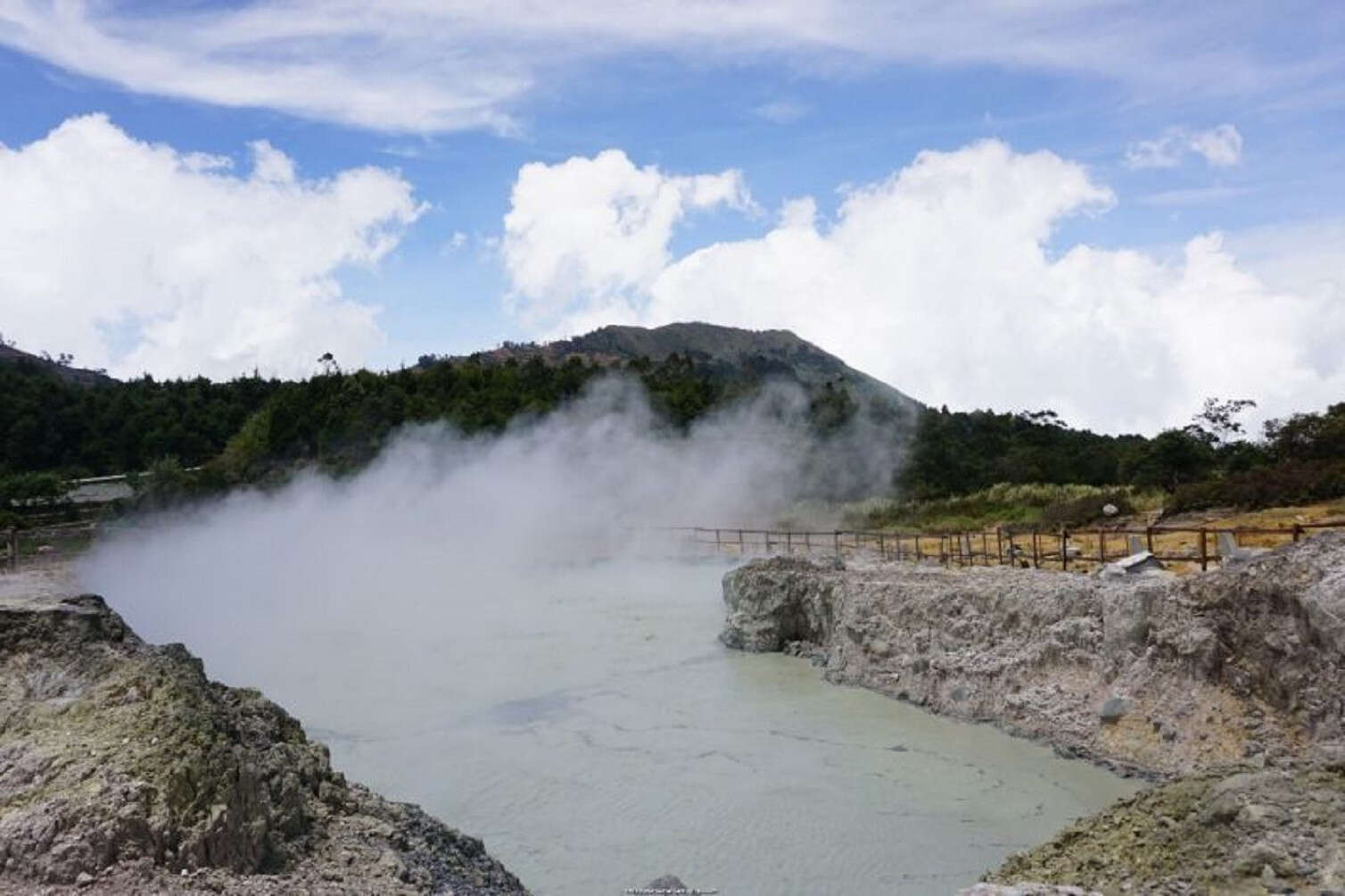 Jelang Libur Nataru, Status Gunung Dieng Naik ke Level Waspada