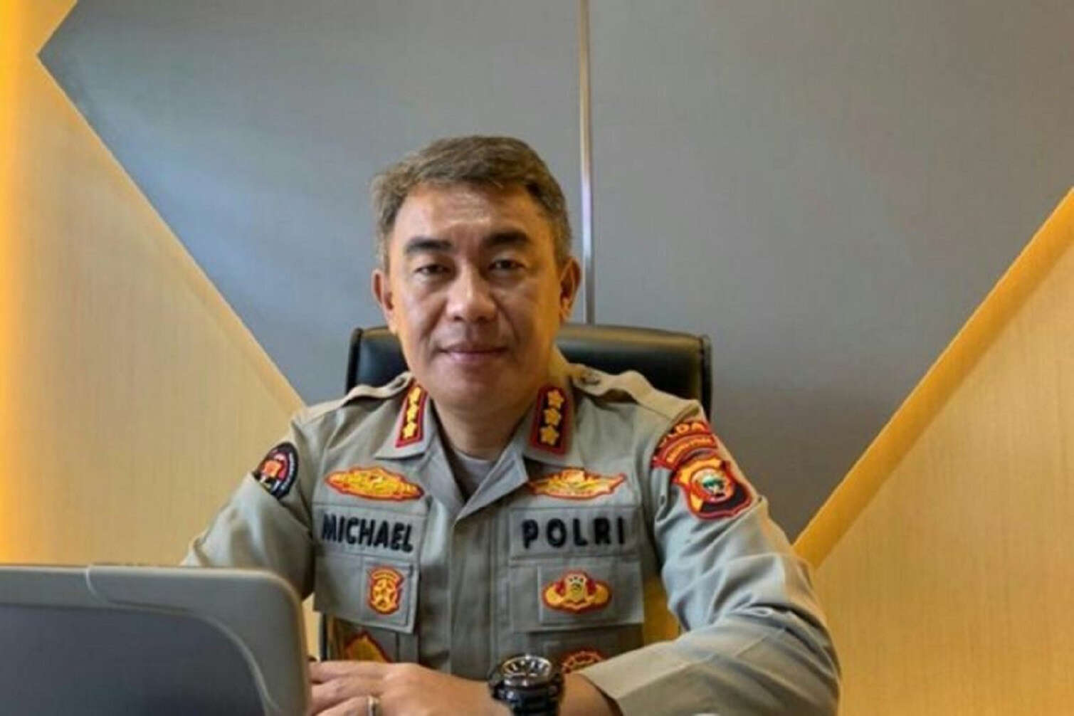 2 Oknum Polisi Pose dengan Timses Cagub, Propam Turun Tangan