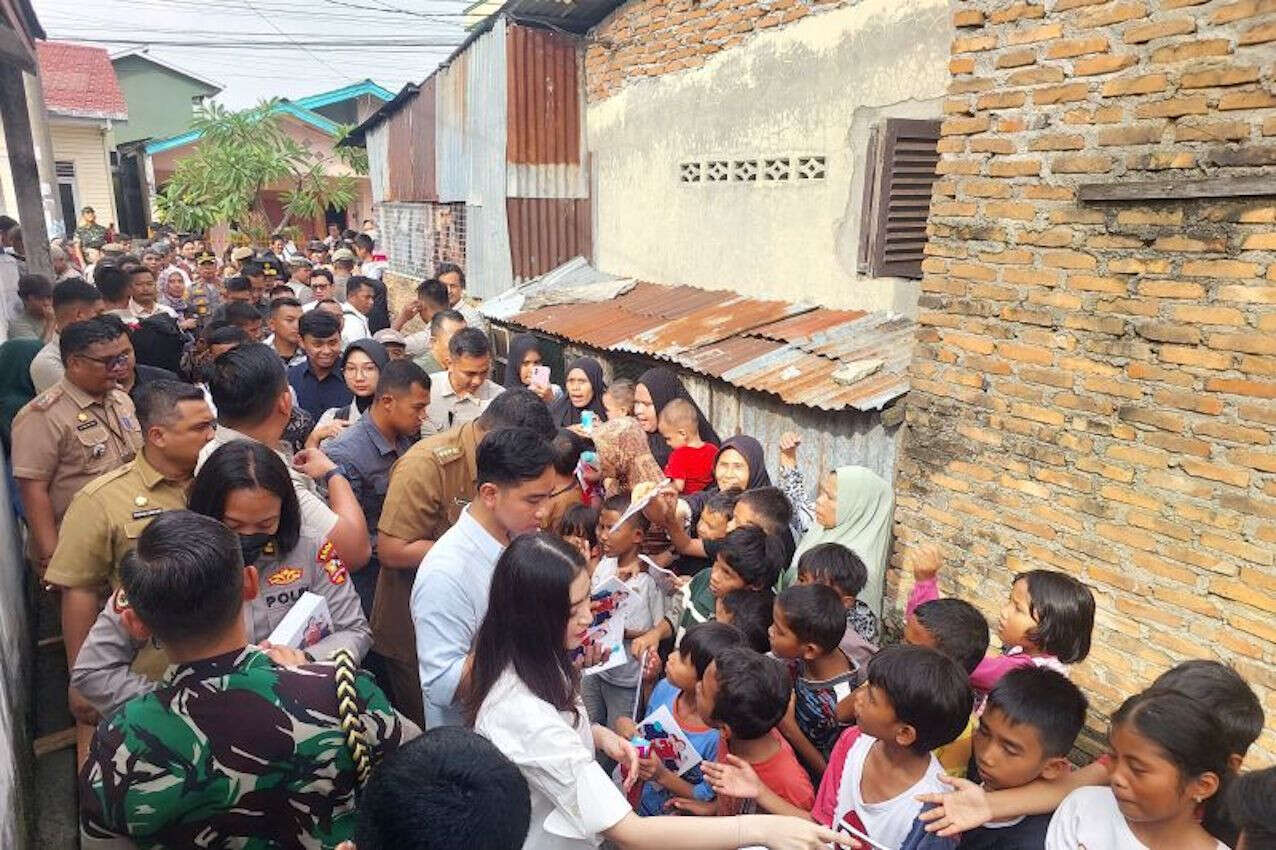 Masuk Gang Dame Medan, Wapres Gibran Bagikan Paket Sembako ke Warga