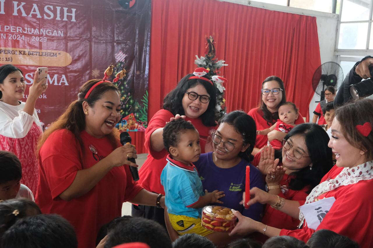 Sambut Natal, Perempuan PDIP Beri Bingkisan kepada Anak Panti Asuhan