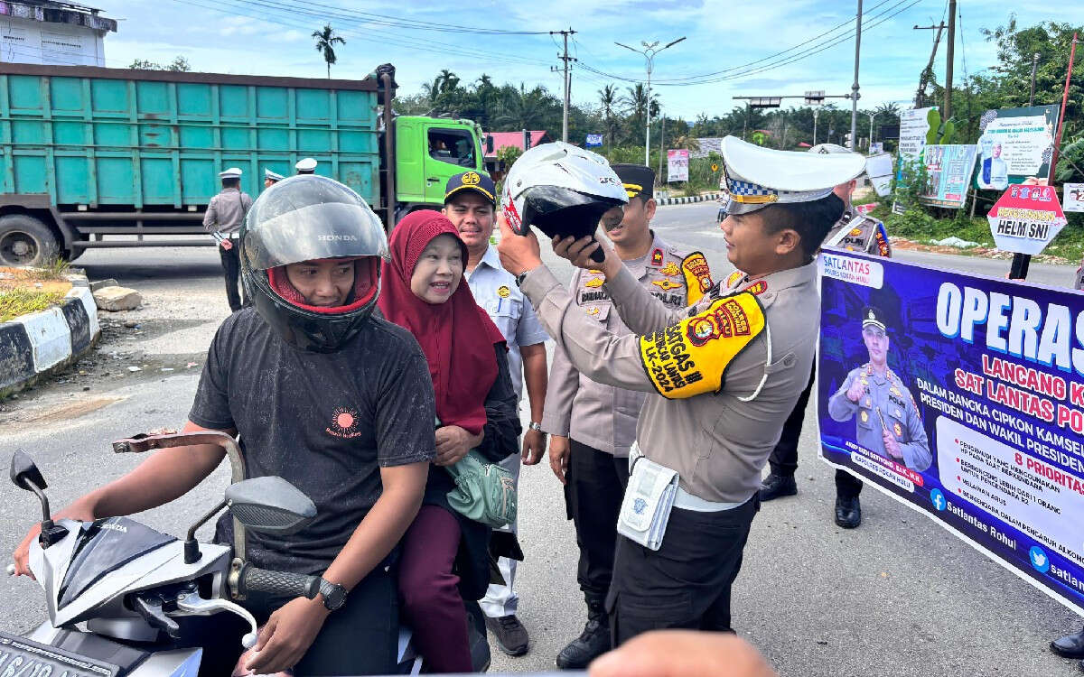 Ops Zebra Resmi Digelar, Polres Rohul Berbagi Helm dan Sosialisasi Pilkada Damai