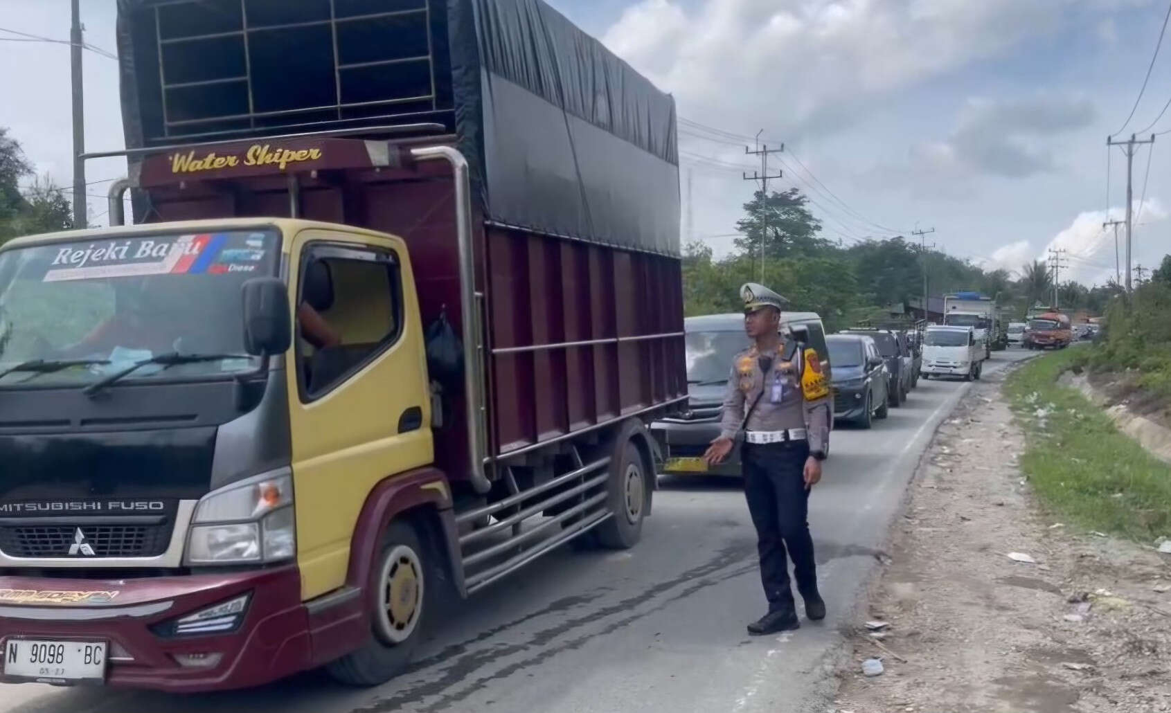 Jalan Utama Penghubung Riau-Sumbar Macet Total, Ternyata Ini Penyebabnya