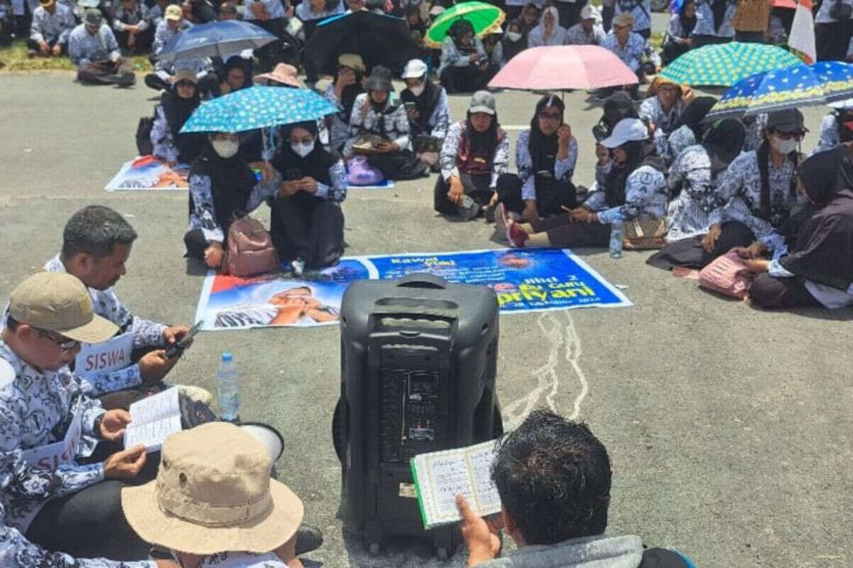 Ratusan Guru Berdoa di PN: Bebaskanlah Honorer Supriyani, Selama Ini Mengabdi, Digaji Rp300 Ribu