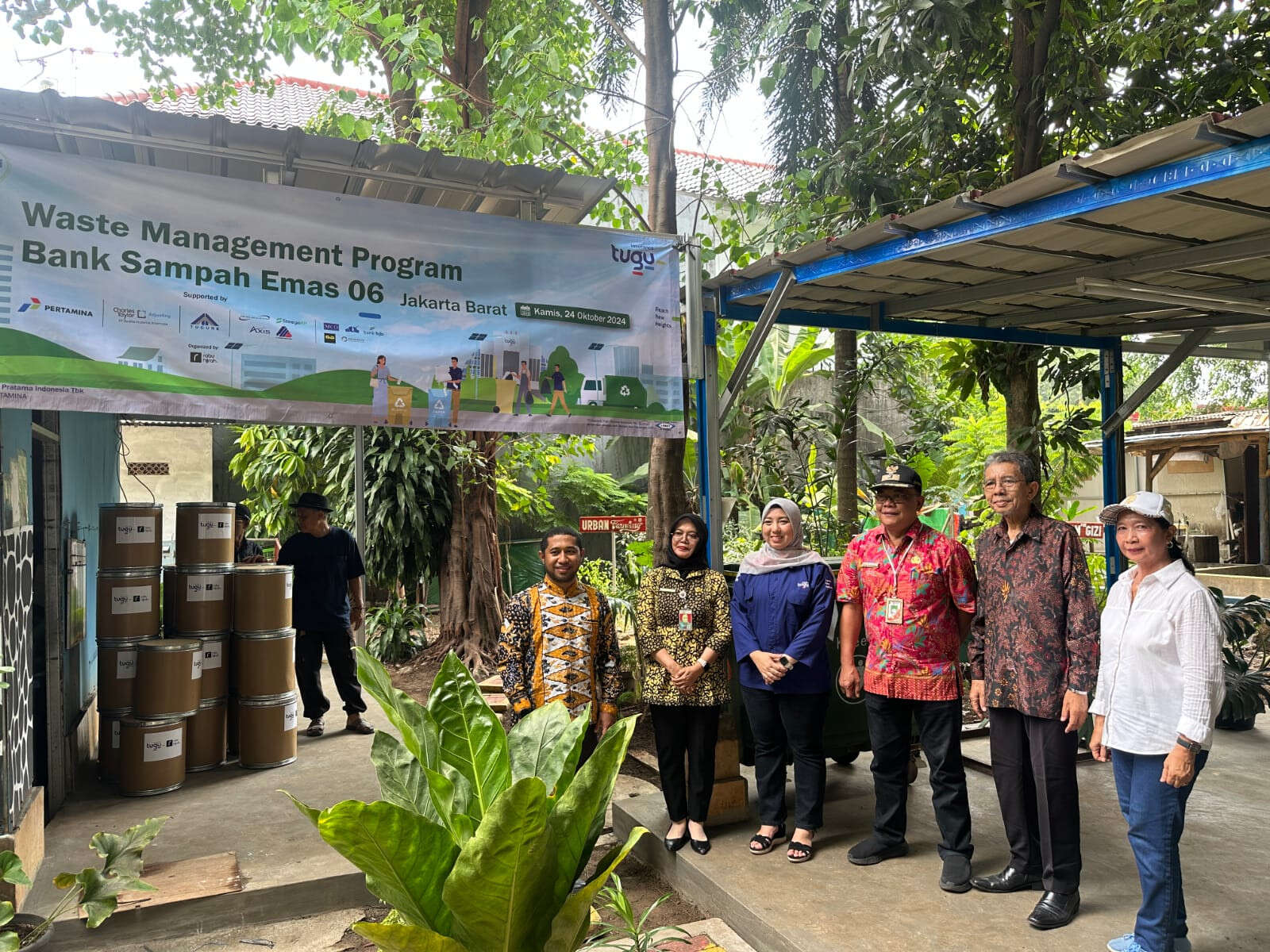 Tugu Insurance dan Rabu Hijrah Bantu Warga Kebon Jeruk Melestarikan Lingkungan