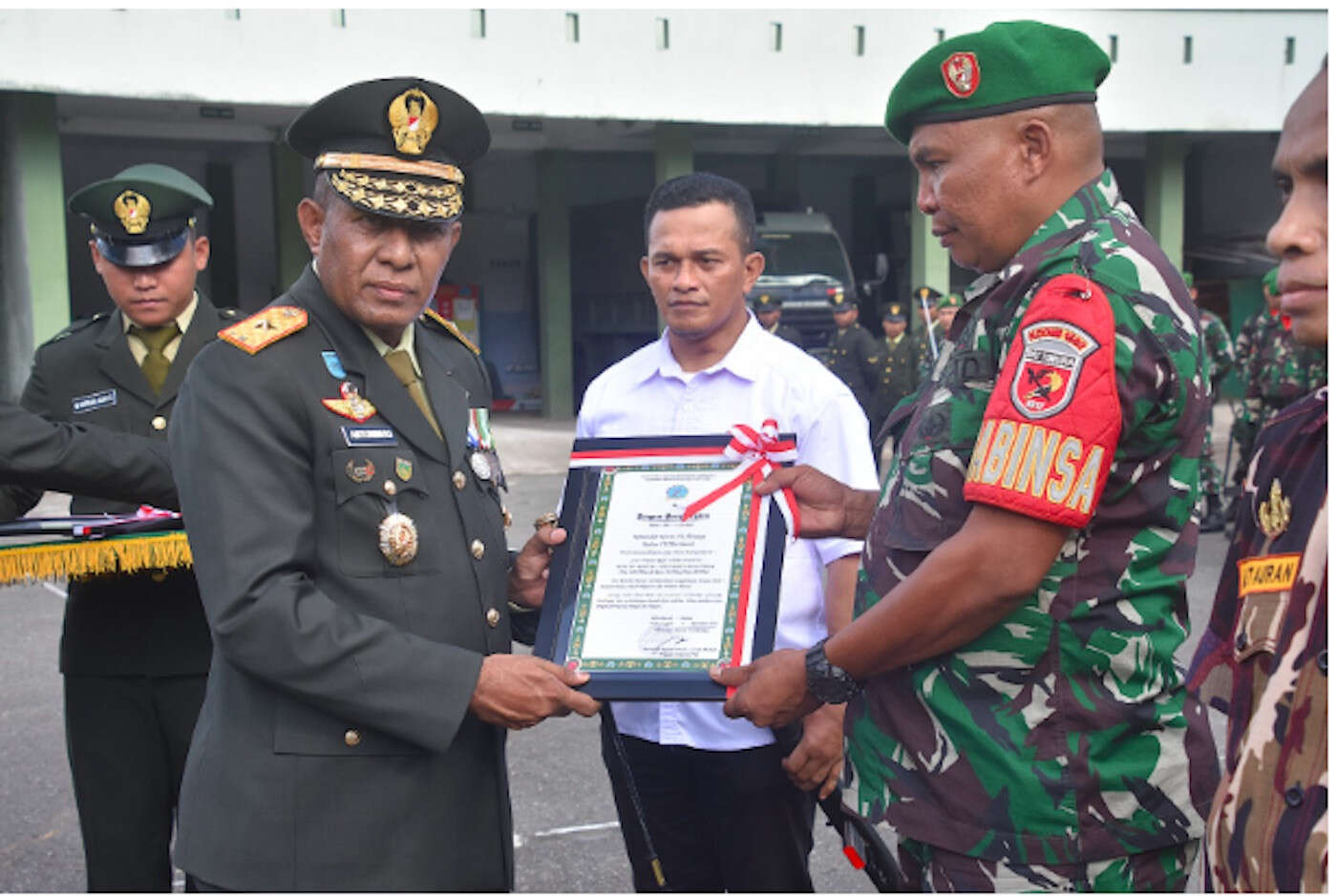 Pimpin Peringatan Hari Pahlawan, Danrem 151/Binaiya Brigjen TNI Antoninho Berikan Penghargaan Kepada Prajurit Berprestasi