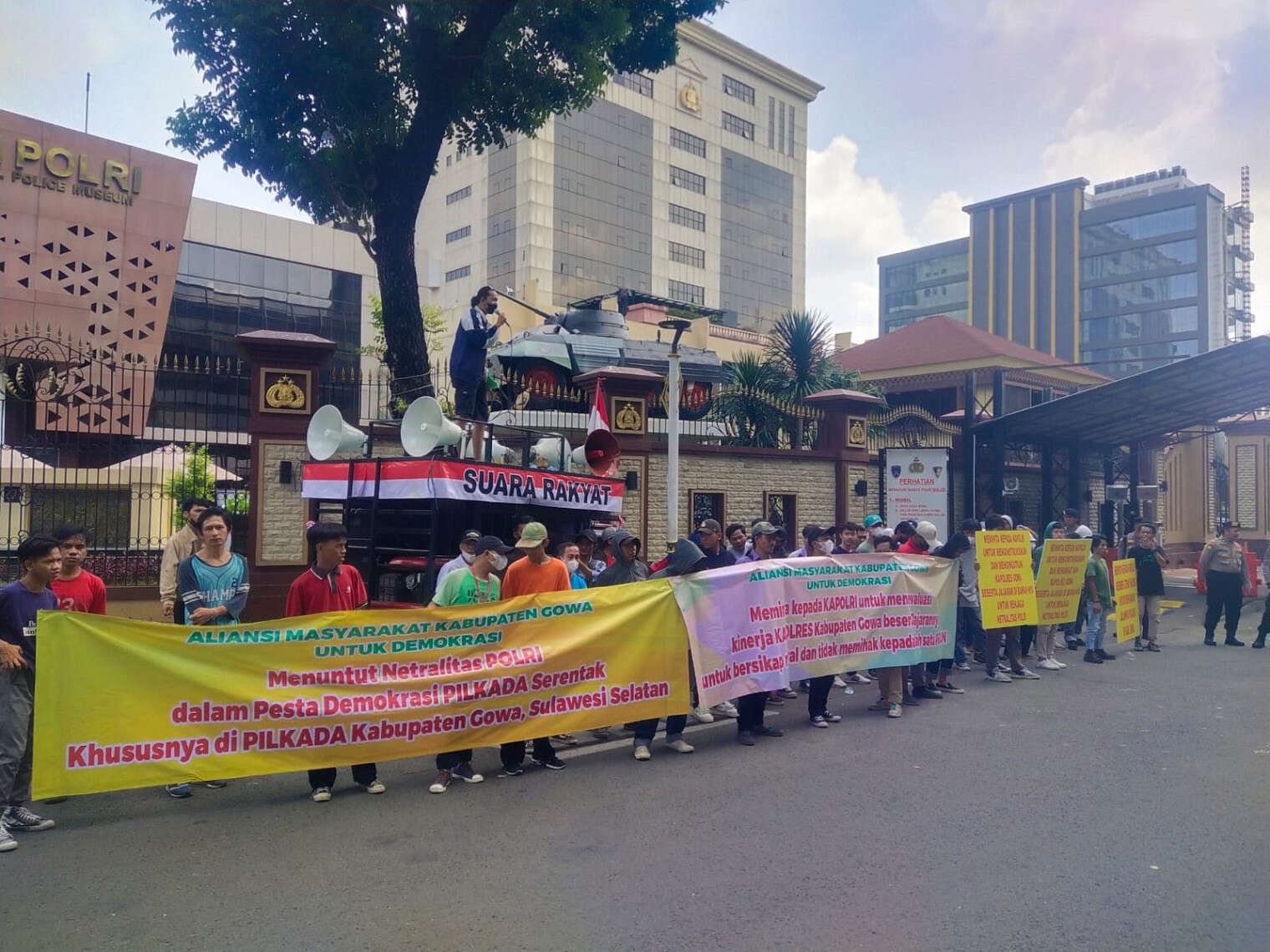 Puluhan Massa Minta Kapolri Tindak Oknum Aparat Tak Netral di Pilkada Gowa