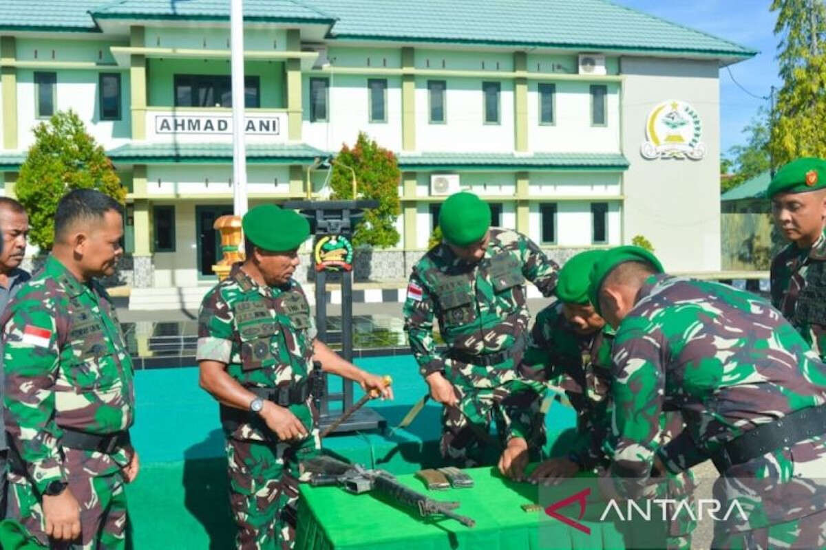 Warga Timor Tengah Selatan Serahkan Senjata & Peluru Aktif ke Korem Wira Sakti