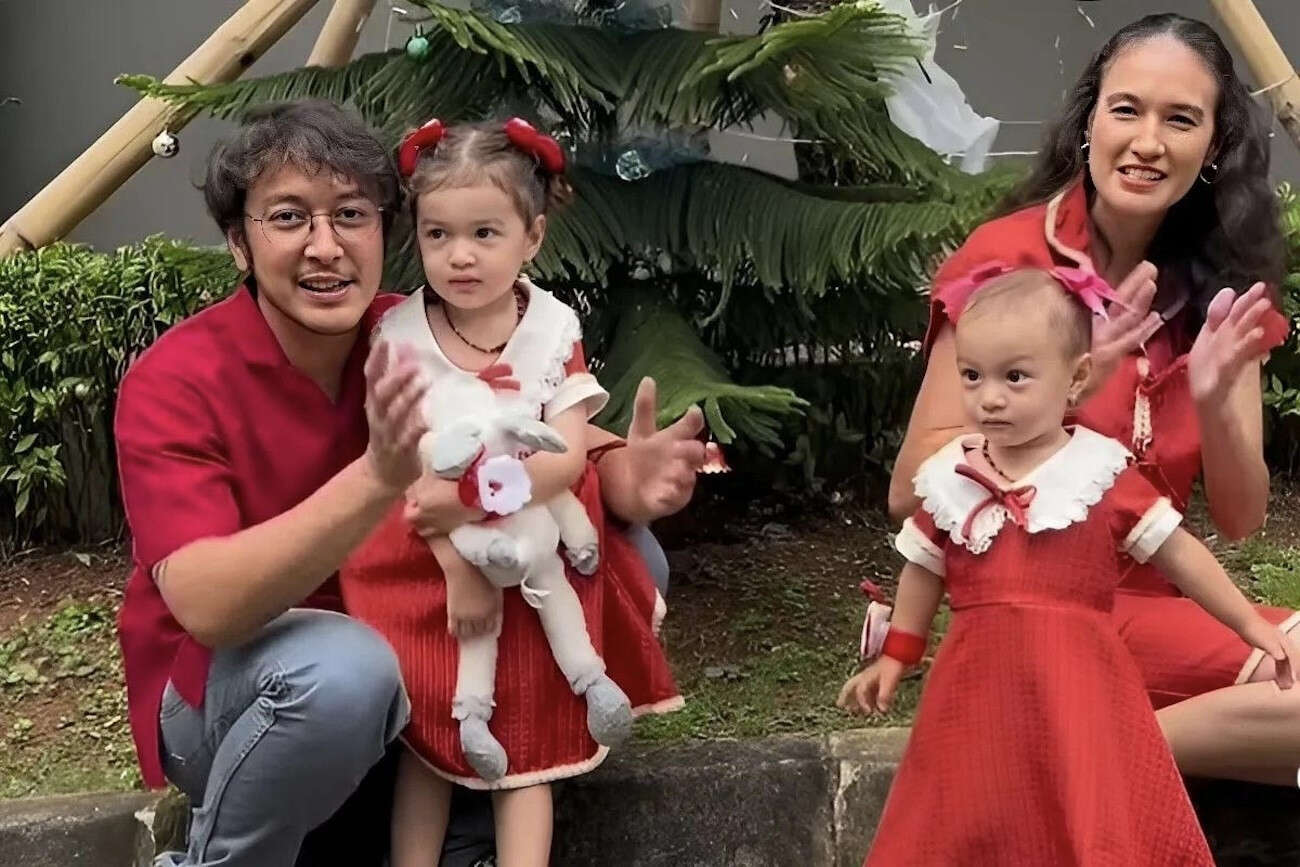 Serunya Nadine dan Dimas Anggara Merayakan Natal Bersama Anak-Anak