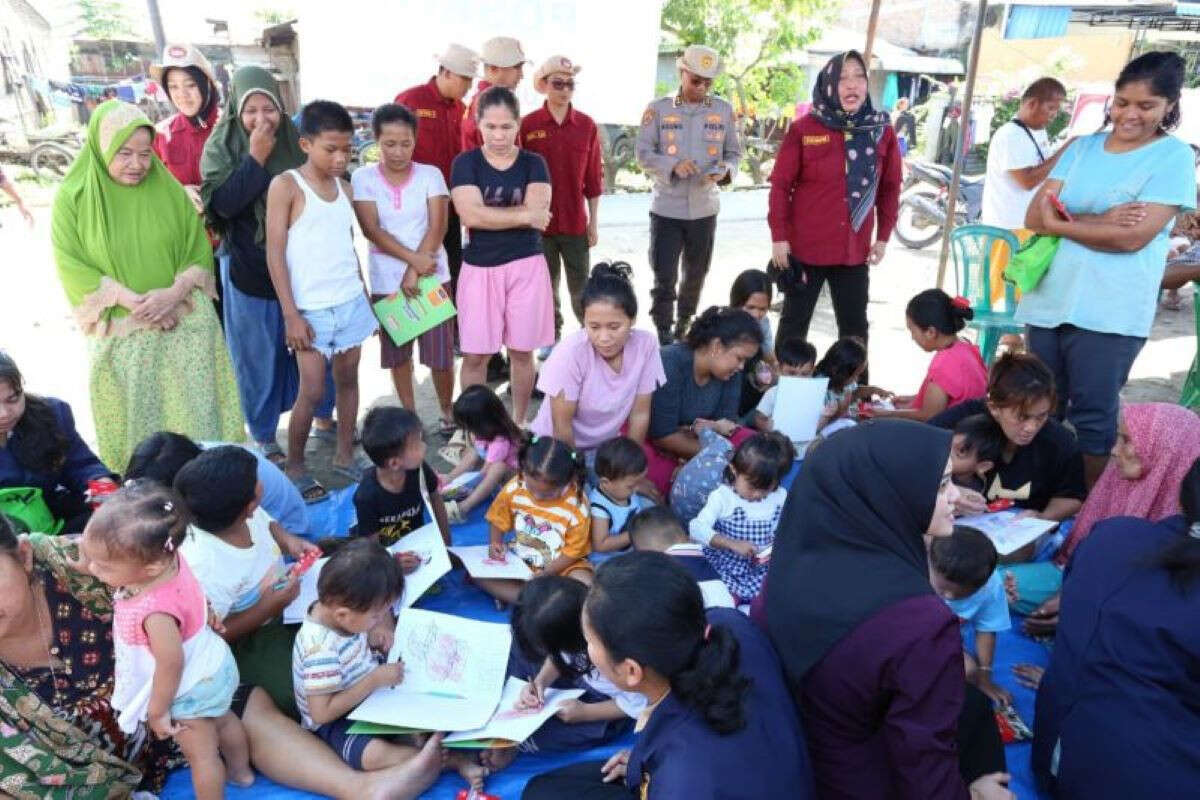 Polda Sumut Berikan Trauma Healing Untuk Warga Terdampak Banjir di Deli Serdang