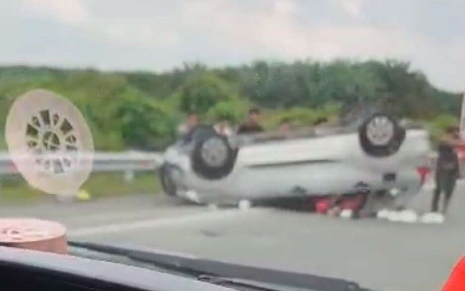 Kecelakaan Toyota Avanza di Tol Pekanbaru-Dumai, Mobil Terbalik