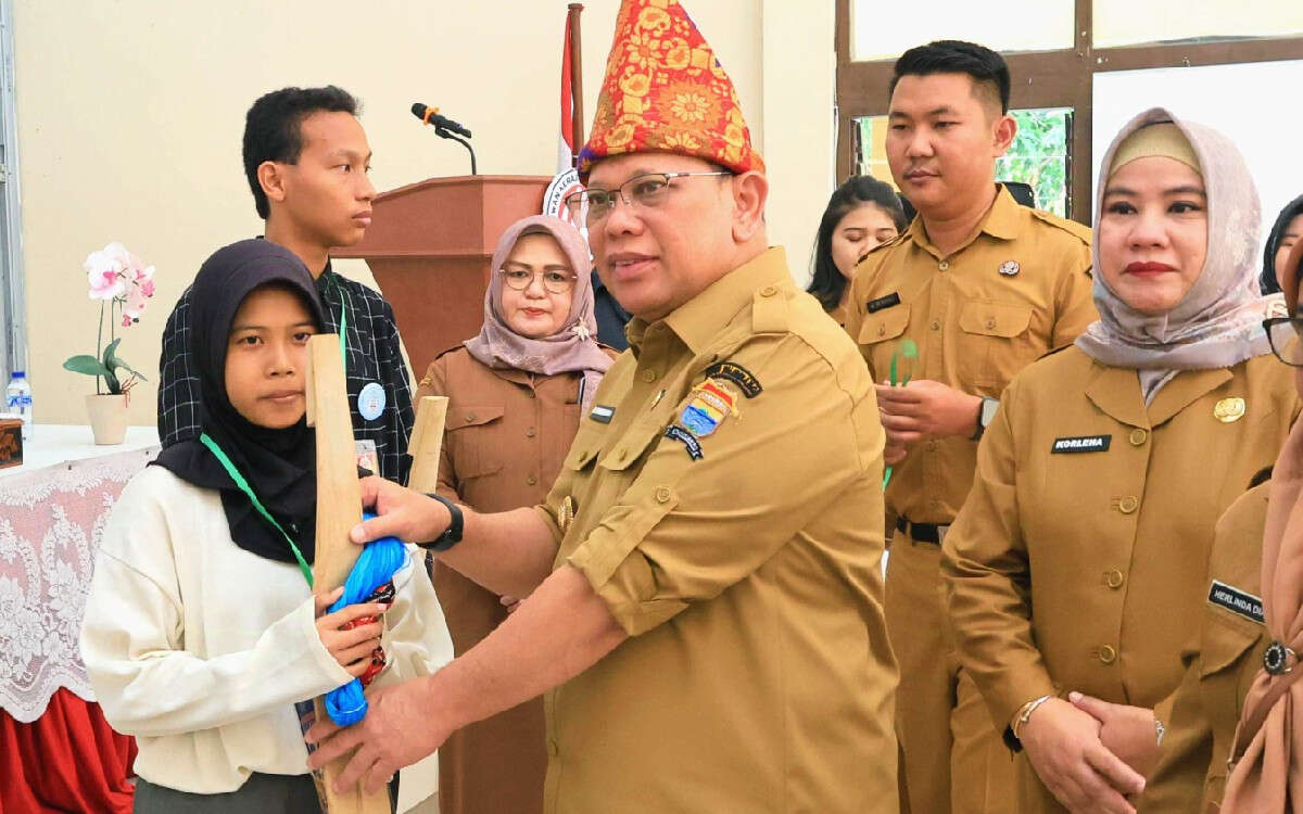 Kembangkan Potensi Anak-Anak Putus Sekolah, Pj Wali Kota Palembang Berikan Pelatihan Tenun Songket