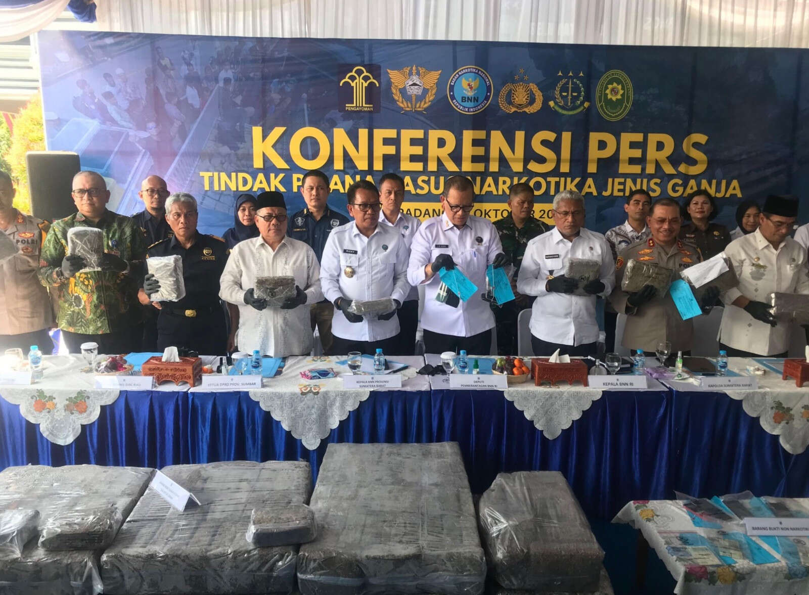 Geledah 2 Mobil, Bea Cukai Teluk Bayur dan BNNP Sumbar Menemukan Ratusan Paket Ganja