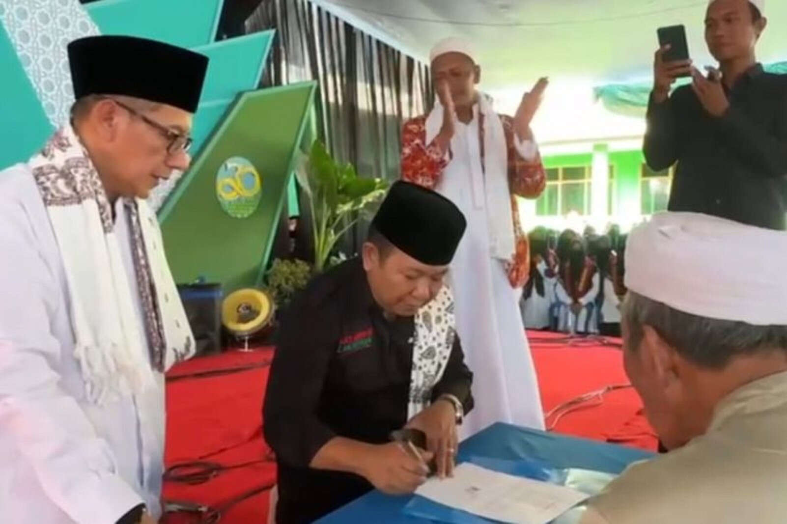 Pasangan Calon Bupati ini Berani Menolak Eksploitasi Tambang Emas