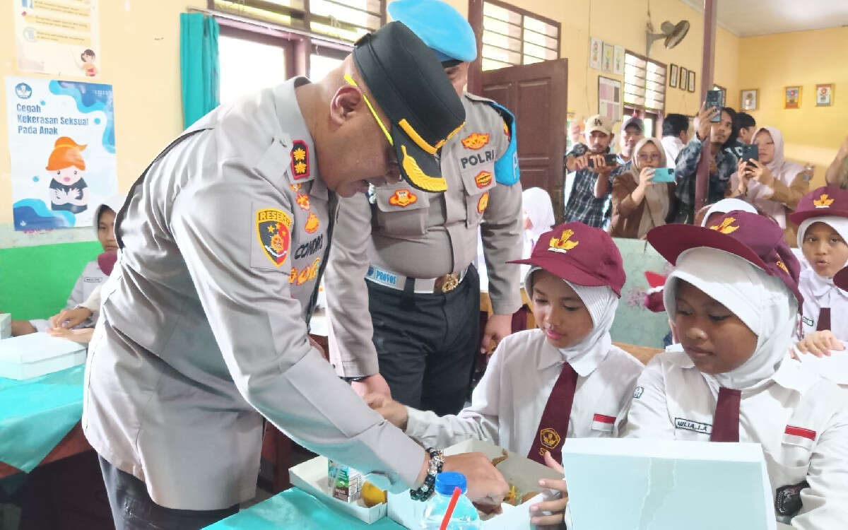 Dukung Program Prabowo, Polisi Bersama Jurnalis Gelar Uji Coba Makan Siang Bergizi di Sekolah