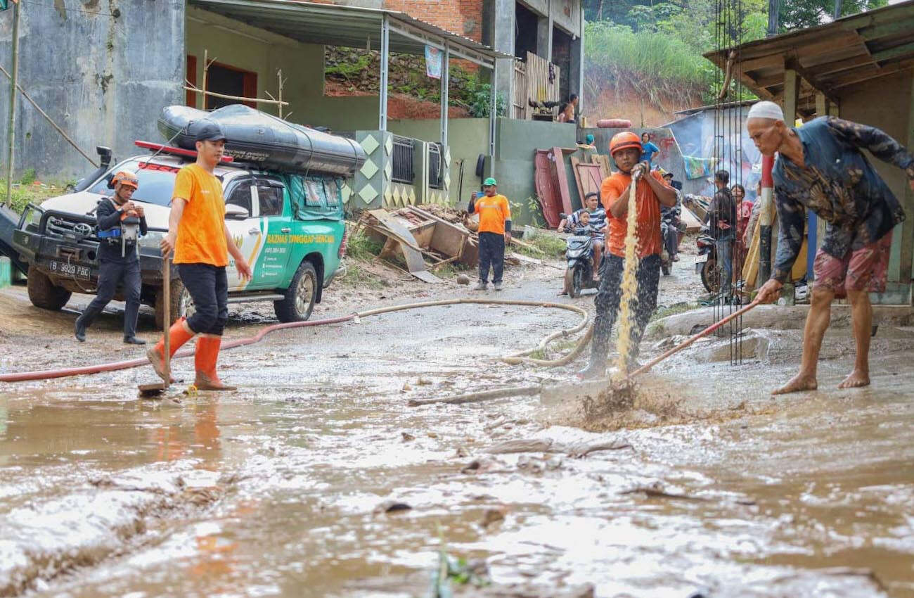 Tim BTB Bersihkan Musala dan Rumah Warga Sukabumi Pascabencana