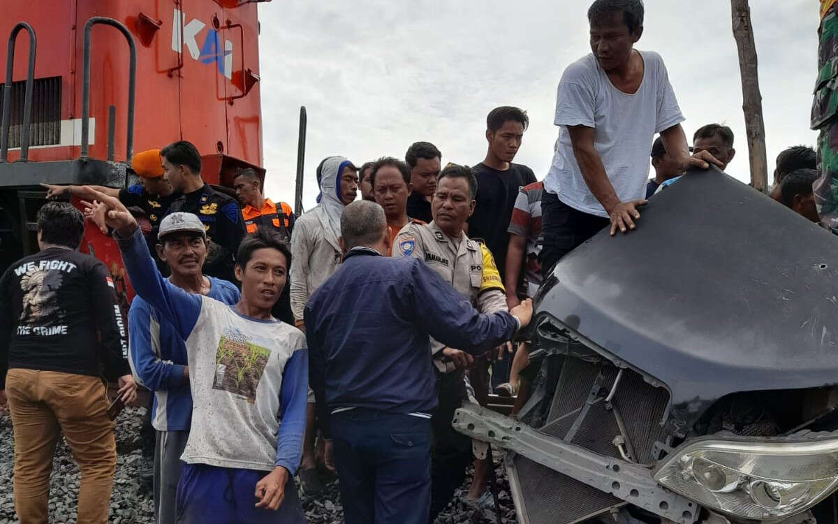 Kereta Api Rajabasa Tabrak Toyota Rush, 1 Orang Tewas