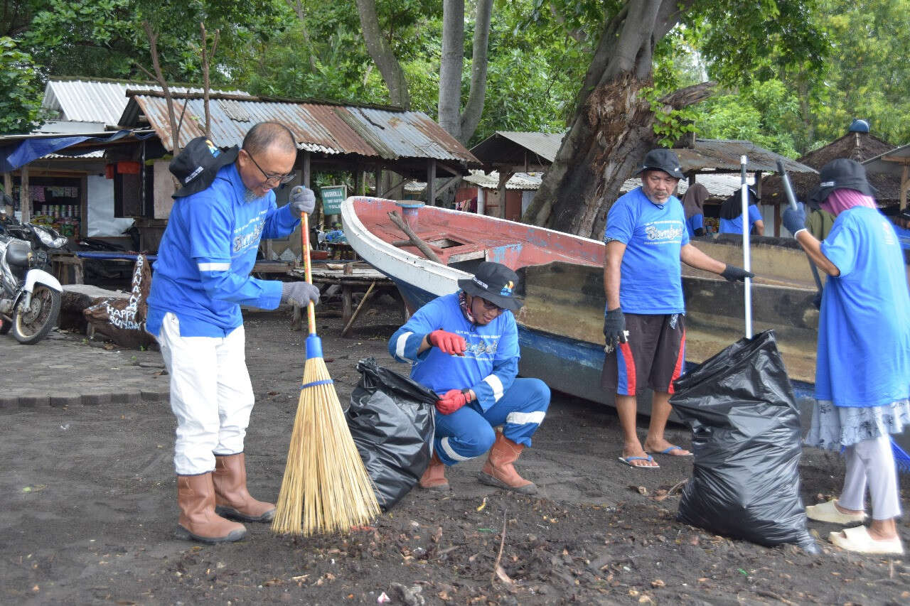 Rekind Gelar Aksi Bersih-Bersih Pantai Gili Lampu, Wujud Nyata Peduli Lingkungan