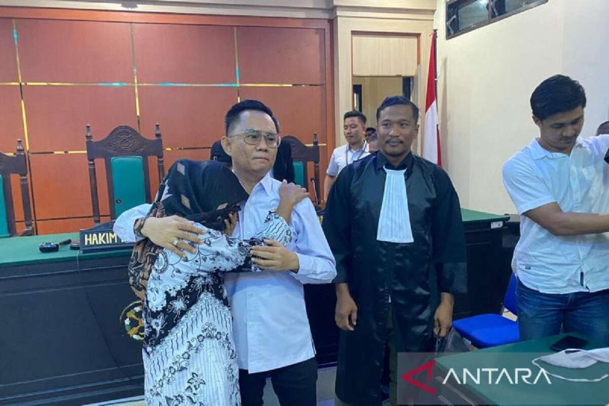 Guru Honorer Supriyani Divonis Bebas, Baju Seragam SD dan Sapu Ijuk Dikembalikan