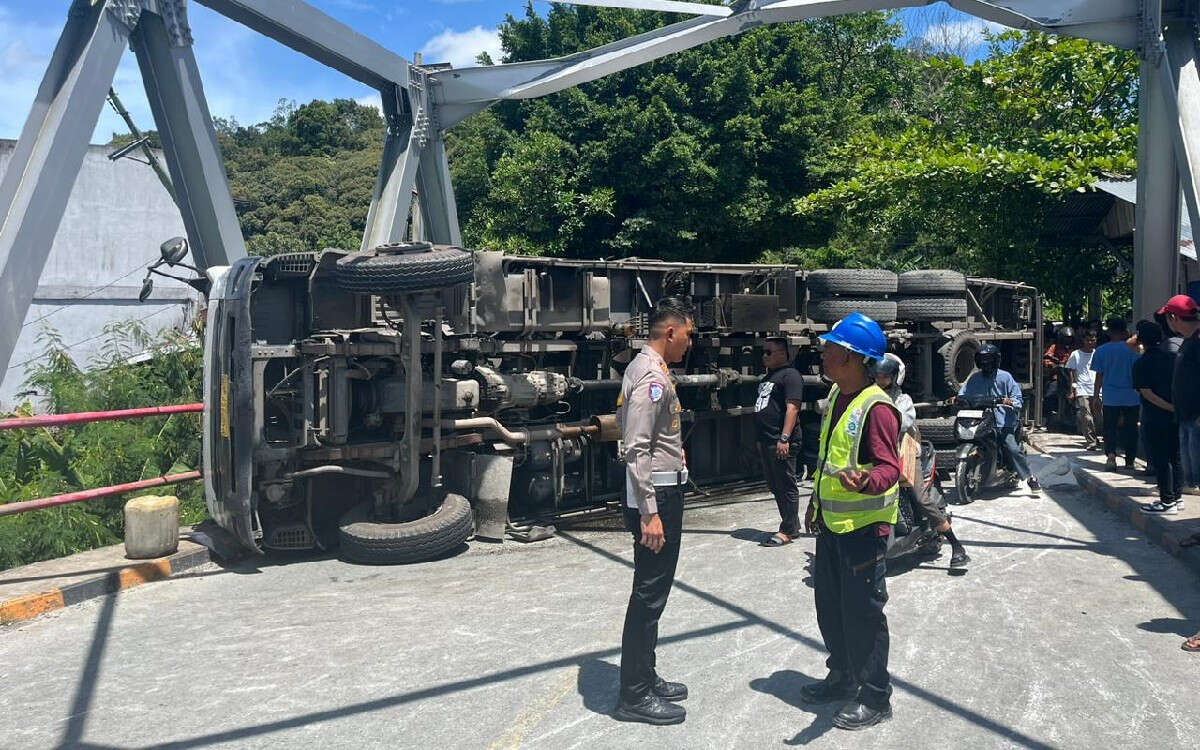 Truk Pupuk dan Tepung Bertabrakan, Lintas Sumbar-Riau Sempat Macet Total