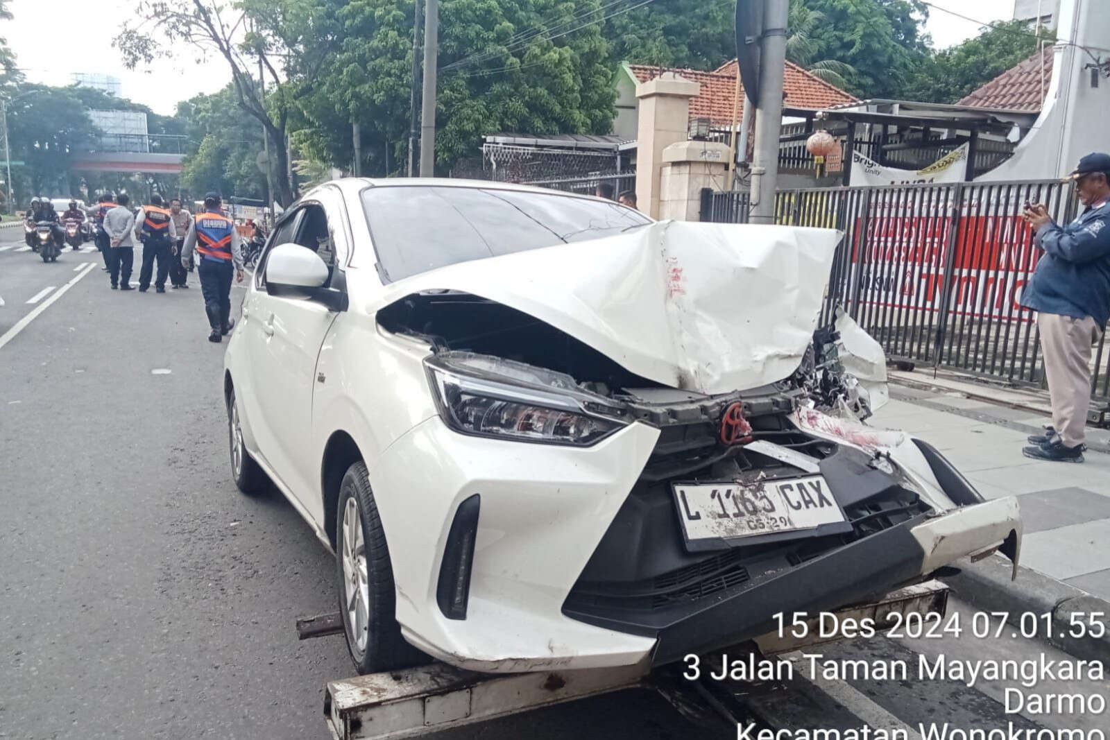 Mobil Agya Tabrak Suroboyo Bus di Jalan Setail, 2 Orang Luka