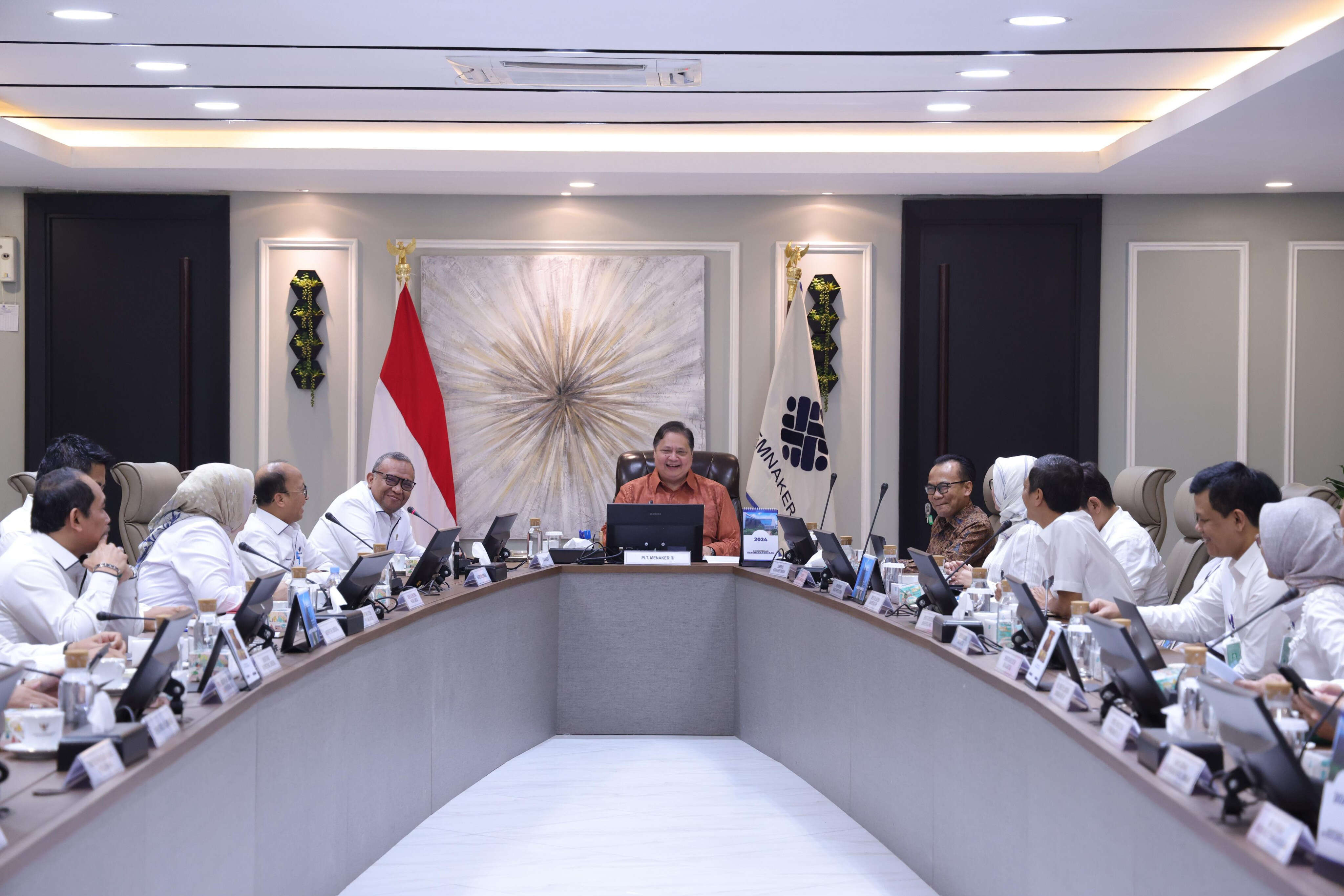 Mulai Berkantor, Menaker Ad Interim Airlangga Hartarto Pimpin Rapat Bahas Isu Penting Ini