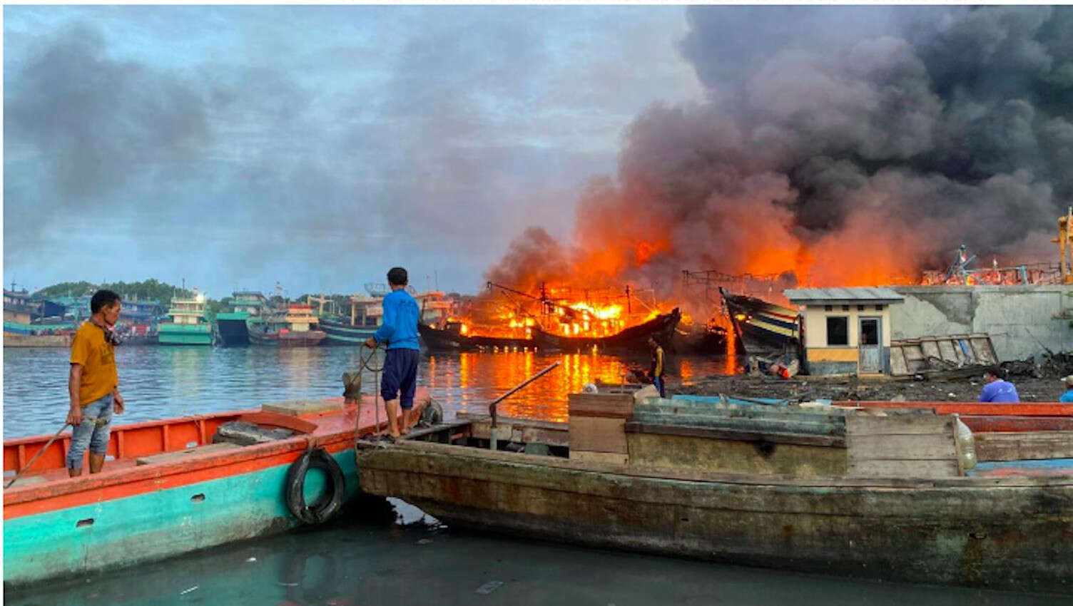 15 Kapal Nelayan Terbakar, Prajurit TNI AL Bergerak Cepat