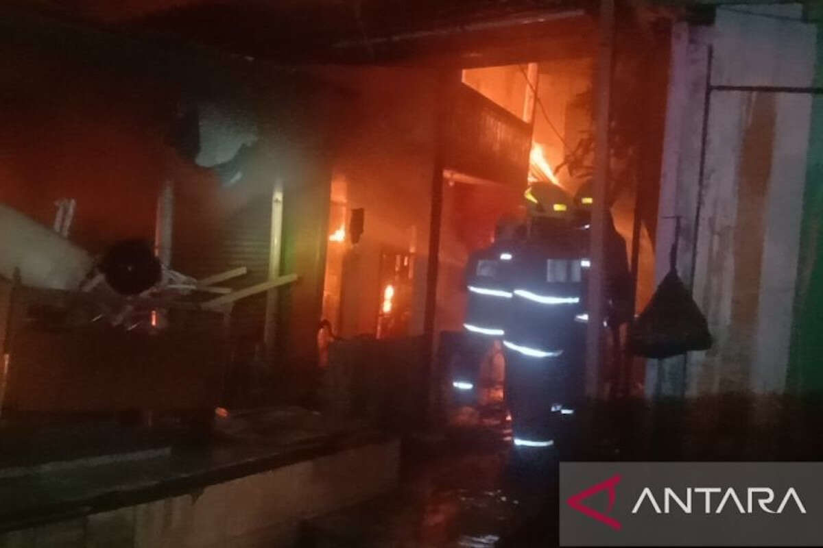 Kebakaran Melanda 10 Rumah di Matraman, Ini Dugaan Penyebabnya