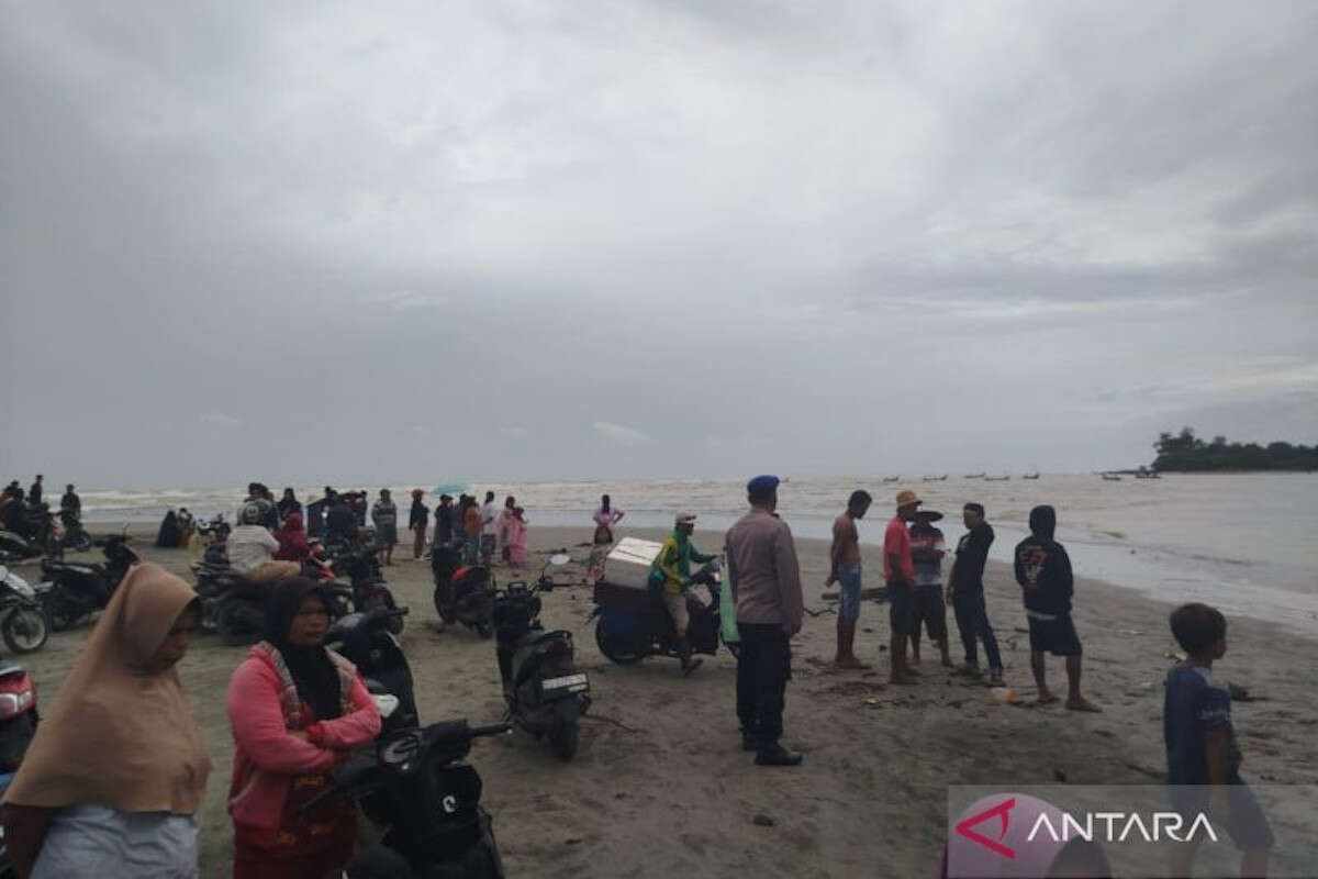 1 Perahu Nelayan Mukomuko Karam Diterjang Ombak Besar