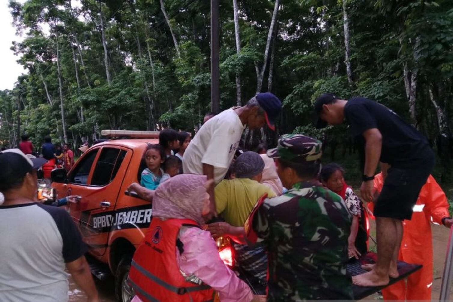 BPBD Berjibaku Evakuasi Warga Korban Banjir Sejumlah Desa di Jember