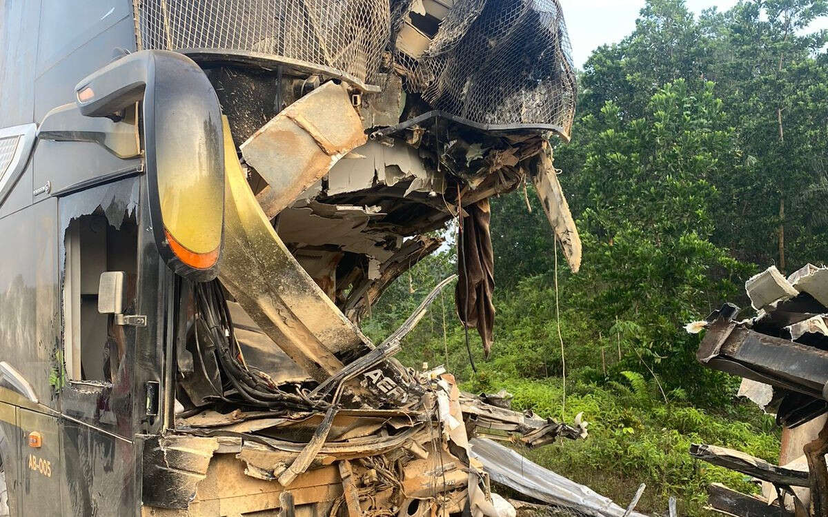 Bus Aero Hantam Truk di Tol Pekanbaru-Dumai, Belasan Penumpang Luka-Luka