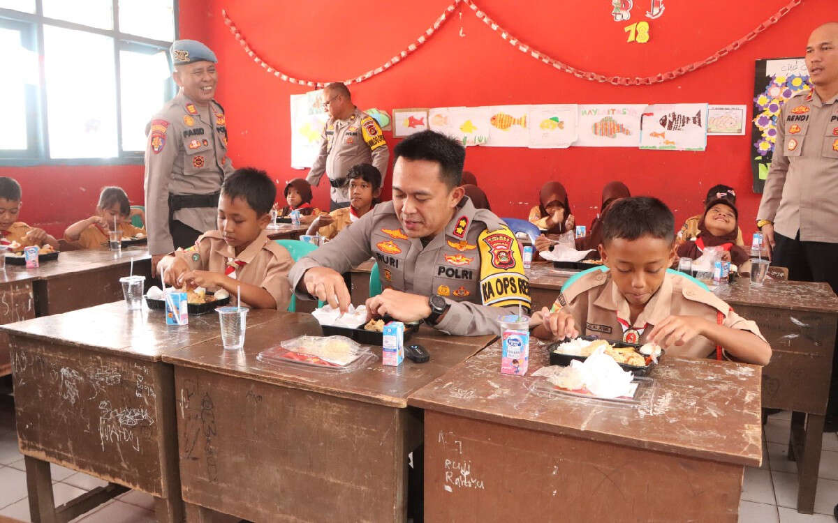 Kapolres Banyuasin Membagikan Makanan Bergizi Gratis untuk Siswa SDN 13 Air Kumbang