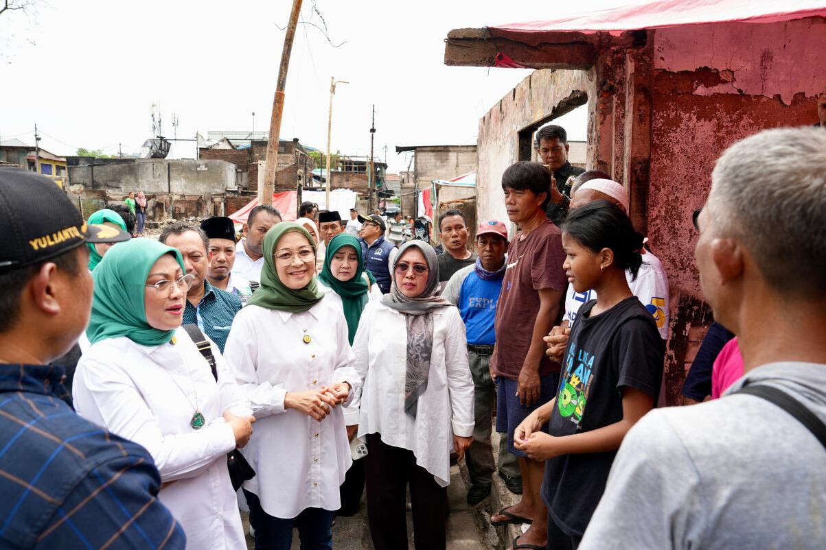 Rustini Muhaimin Membantu Korban Kebakaran Kemayoran