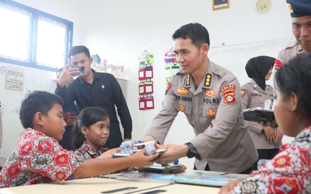 Polda Sumsel Berikan Makan Siang Gratis kepada Siswa SDN 036 Palembang