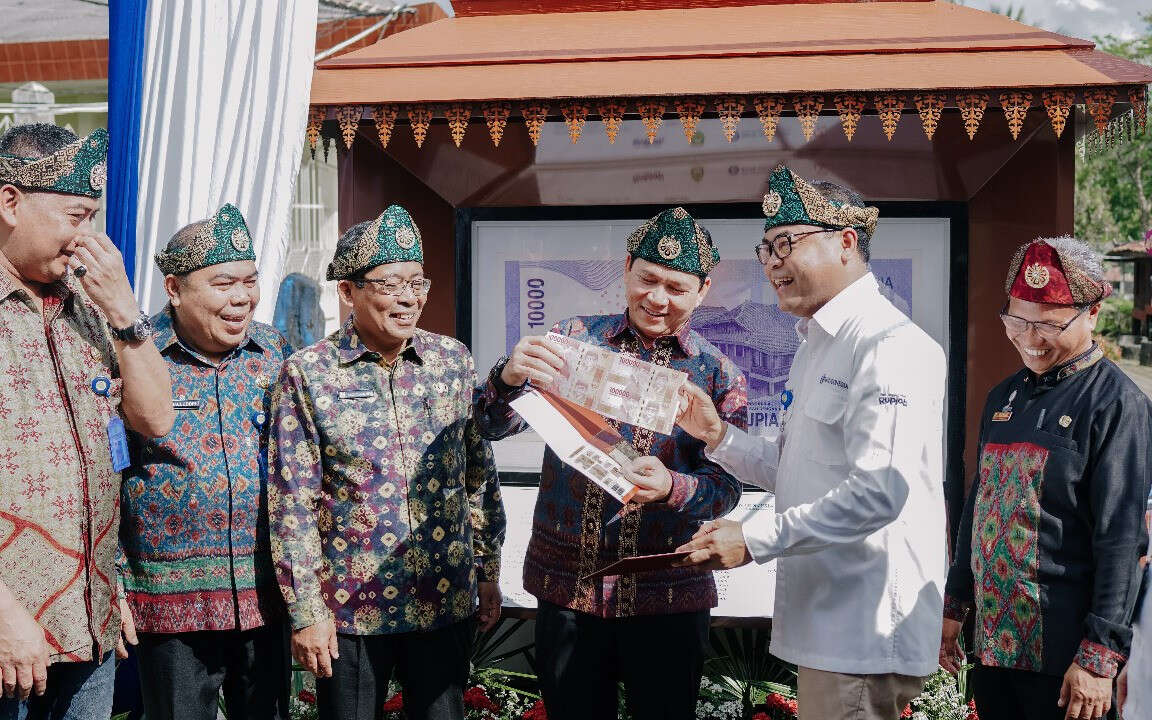 Pecahan 10 Ribu Bergambar Rumah Limas Dimemorabilia oleh BI