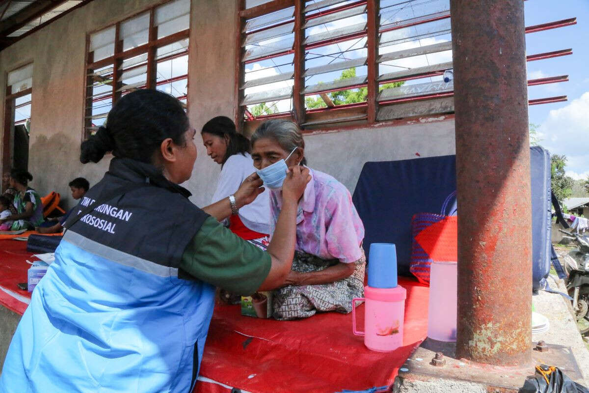 Mensos Gus Ipul Pastikan Bantuan Sosial Pengungsi Lewotobi Mencukupi