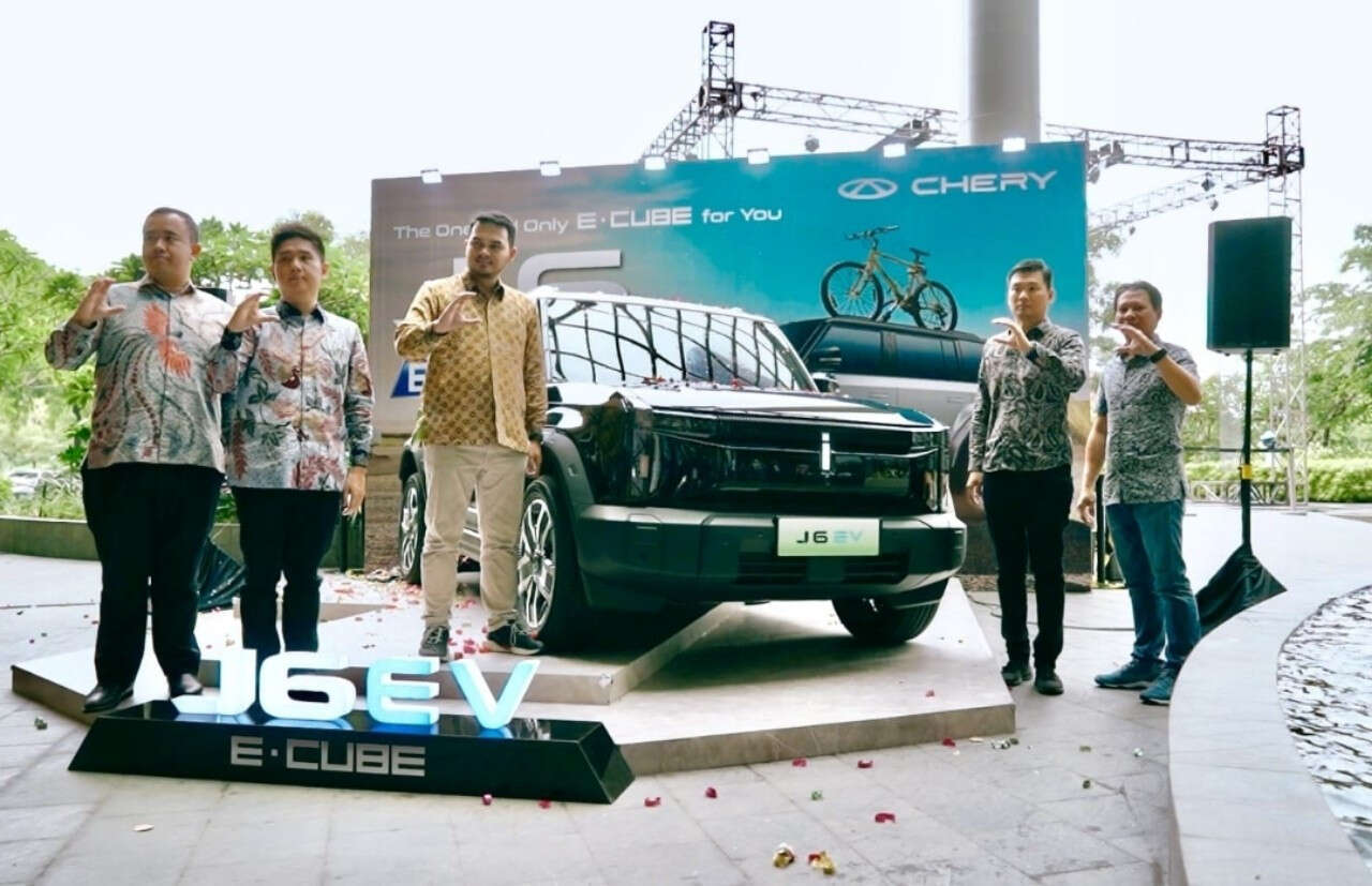 Mobil Listrik Chery J6 Sapa Warga Surabaya, Cek Harga di Sini