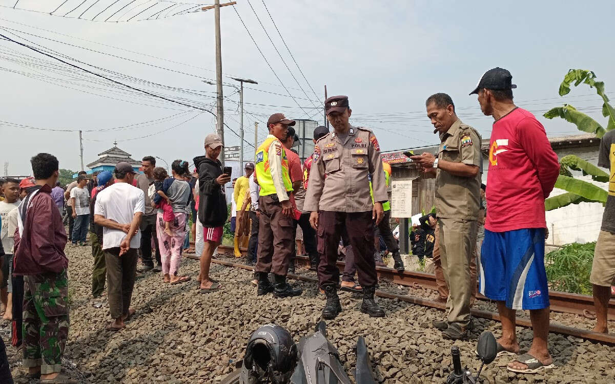 Detik-detik Pengendara Motor Menerobos Palang Perlintasan KA di Serang, Braaak!