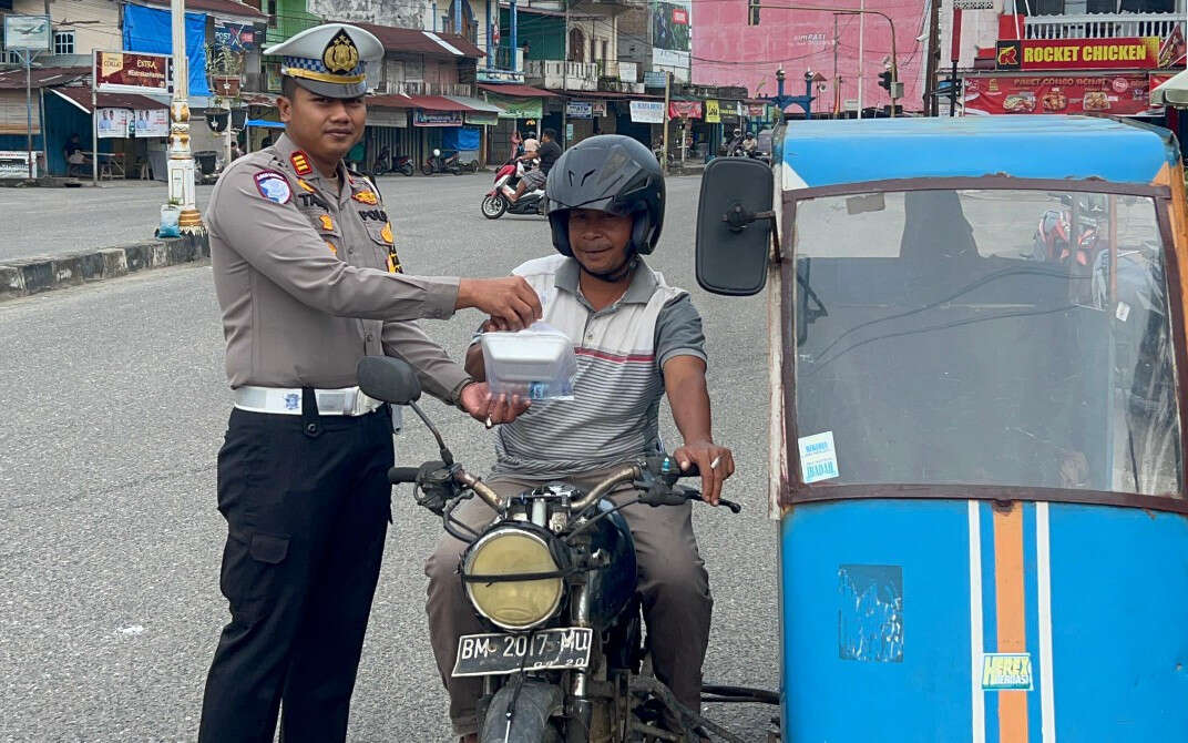 Satlantas Polres Rohul Sosialisasikan Pilkada Damai Sambil Berbagi, Lihat Tuh!