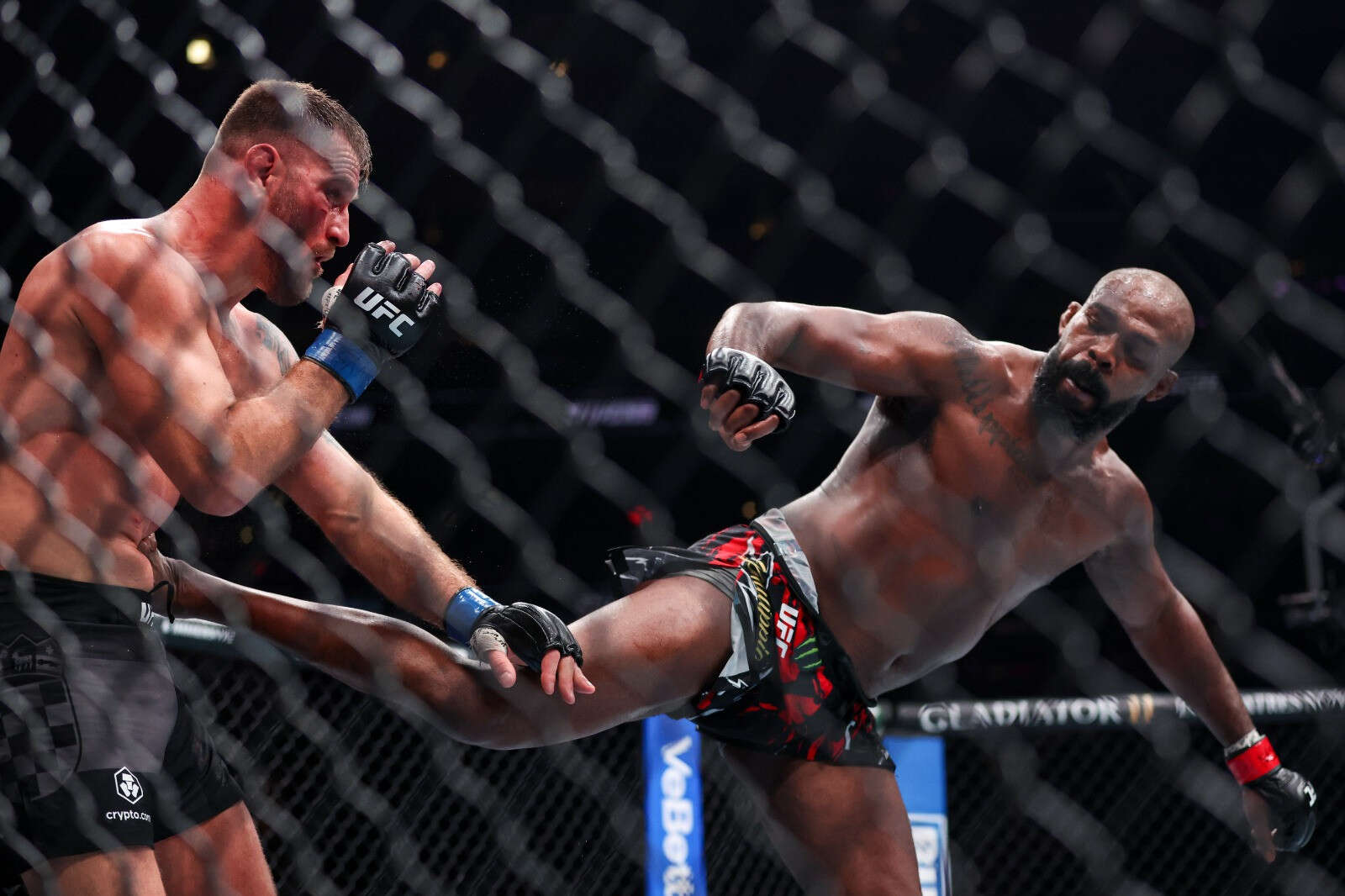 Hasil UFC 309: Jon Jones Berhasil Menumbangkan Stipe Miocic dengan Tendangan Memutar