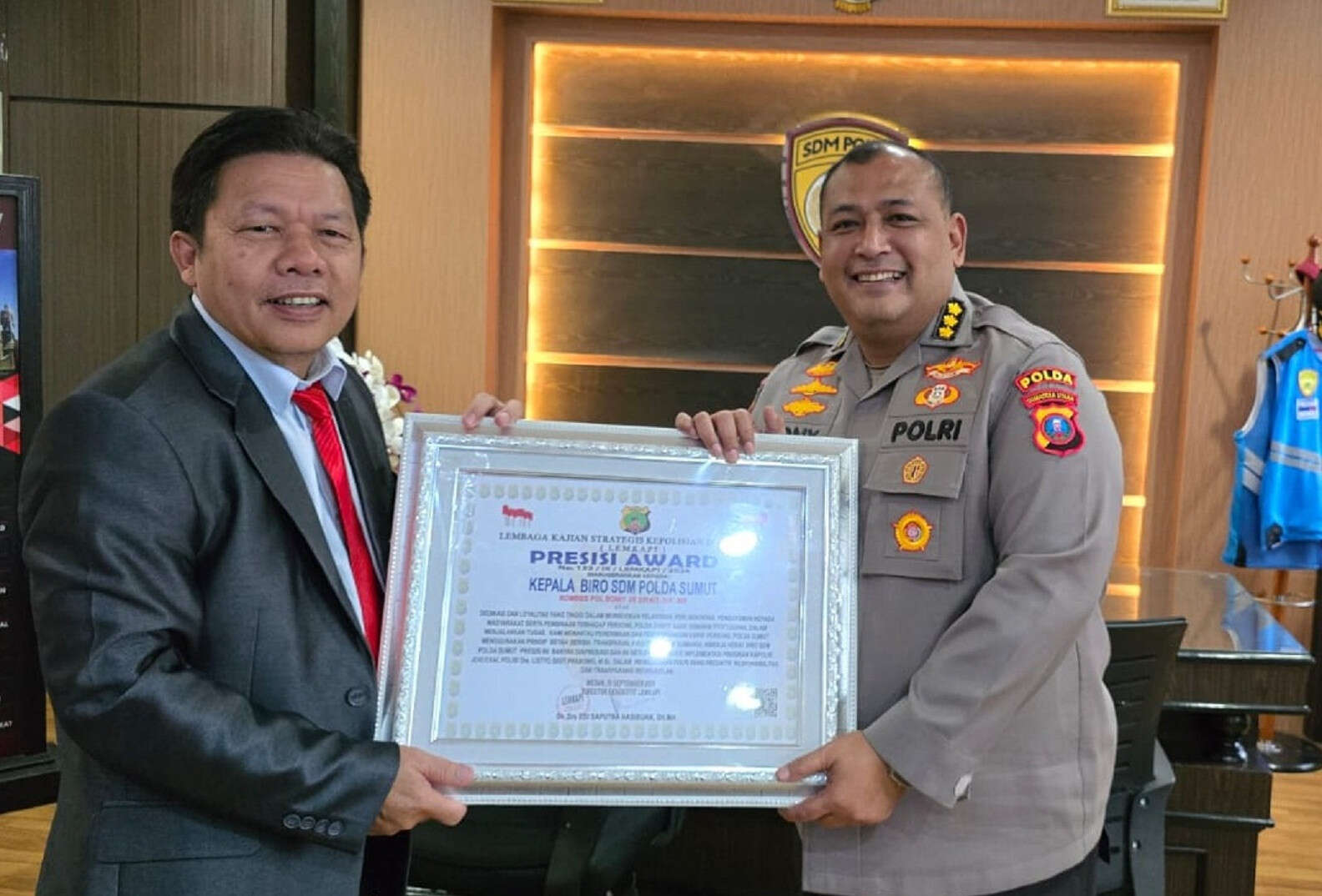 Lemkapi Anugerahi Biro SDM Polda Sumut Presisi Award