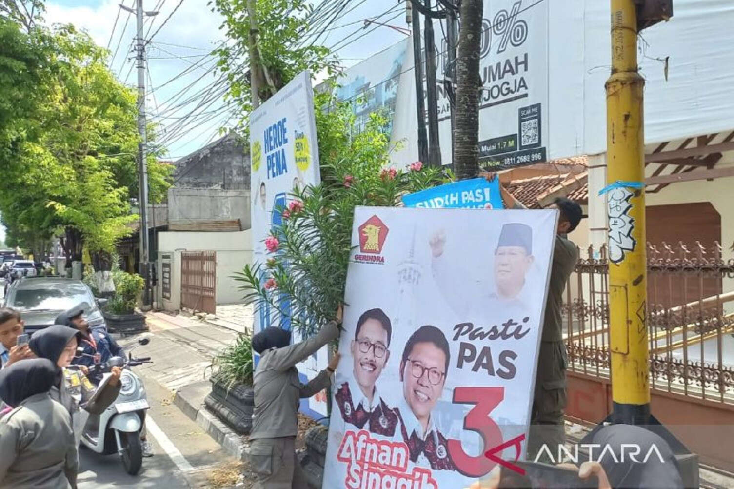 Banyak Banget, 500 Lebih APK Pilkada Kota Yogyakarta Terpaksa Dicopot