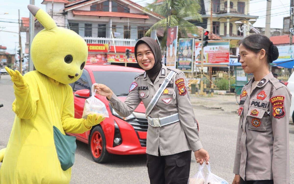 Aksi Polwan Borong Nasi Bungkus Pedagang dan Bagikan ke Masyarakat di Rohul, Lihat