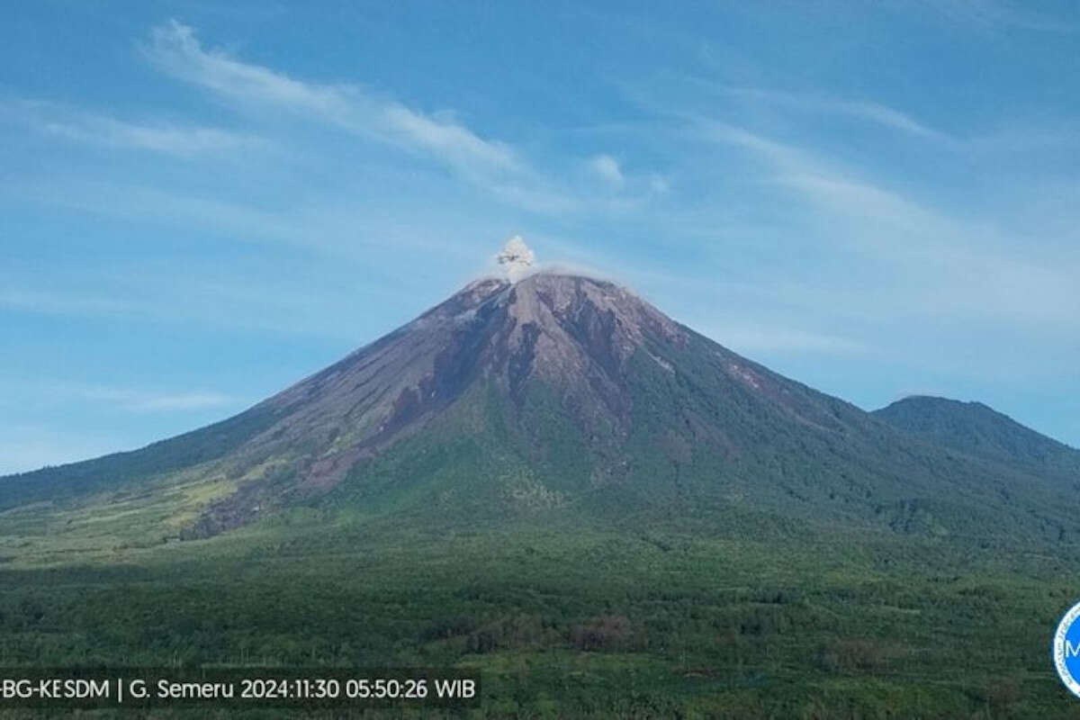 Gunung Semeru Erupsi Lagi pada Sabtu Pagi