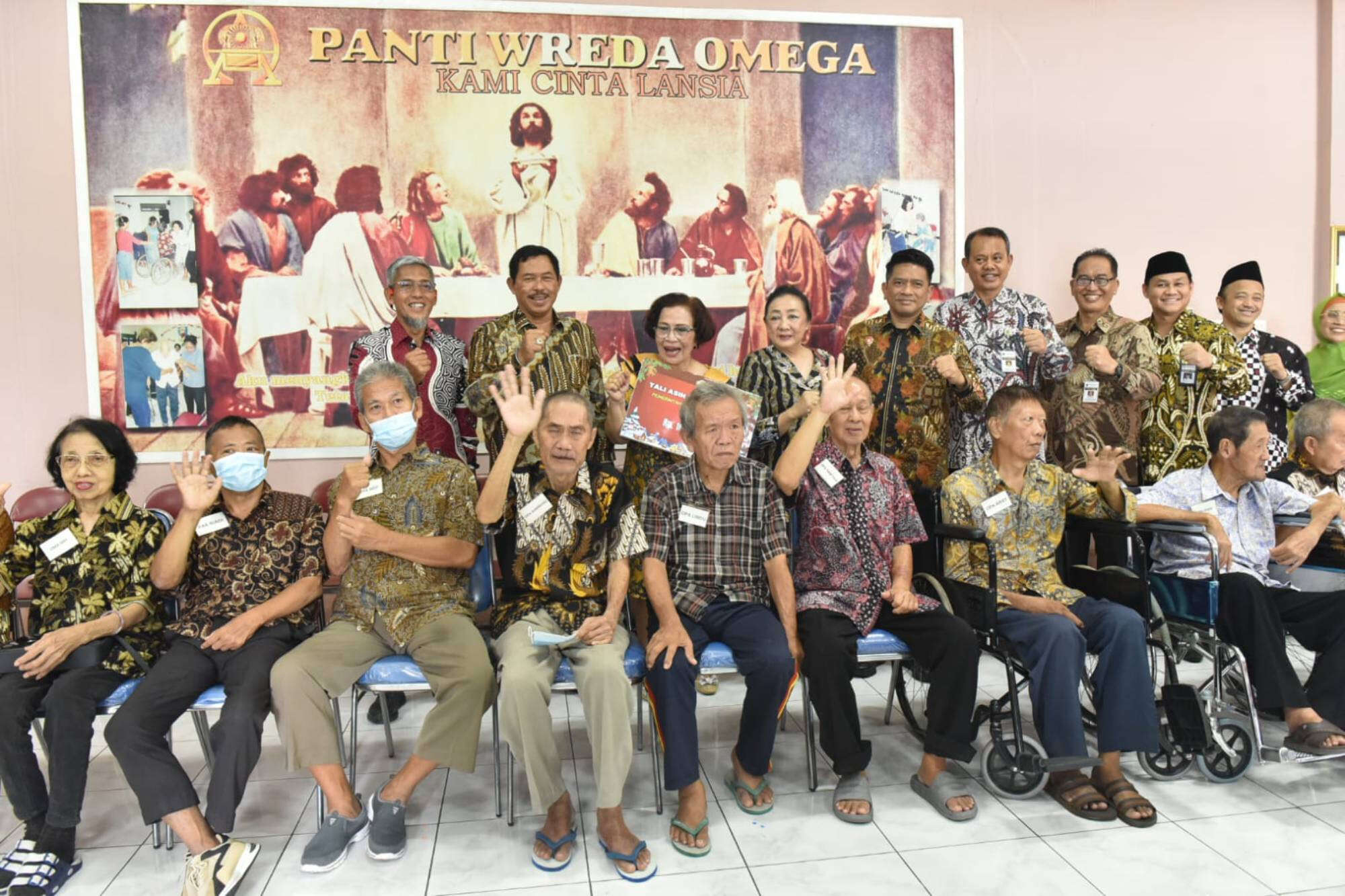 Pj Gubernur Jateng Berbagi Kasih di Hari Natal dengan Puluhan Lansia Panti Wreda